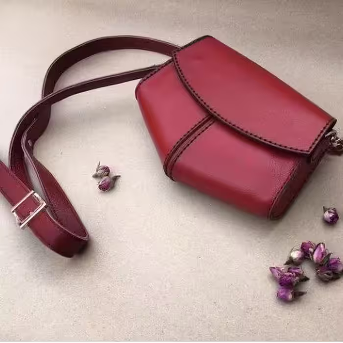 کیف دوشی زنانه  کیف مجلسی چرم طبیعی دست دوز  (کار دست خودم رنگها به دلخواه )