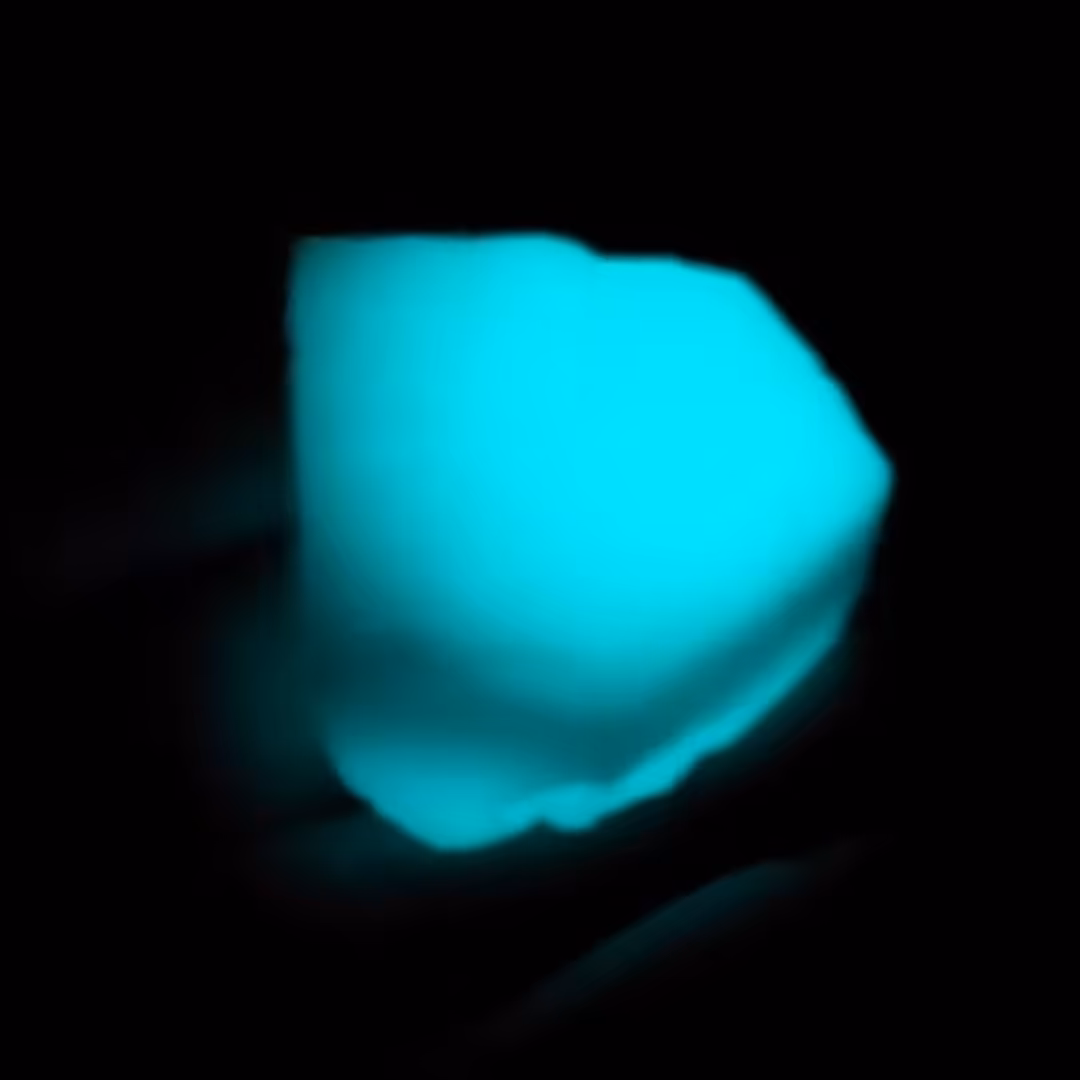 گوهر شب چراغ بسیار زیبا و خوشرنگ مناسب ساخت آویز و تراش برای نگین انگشتر مردانه و زنانه و گردنبند و کلکسیونی 