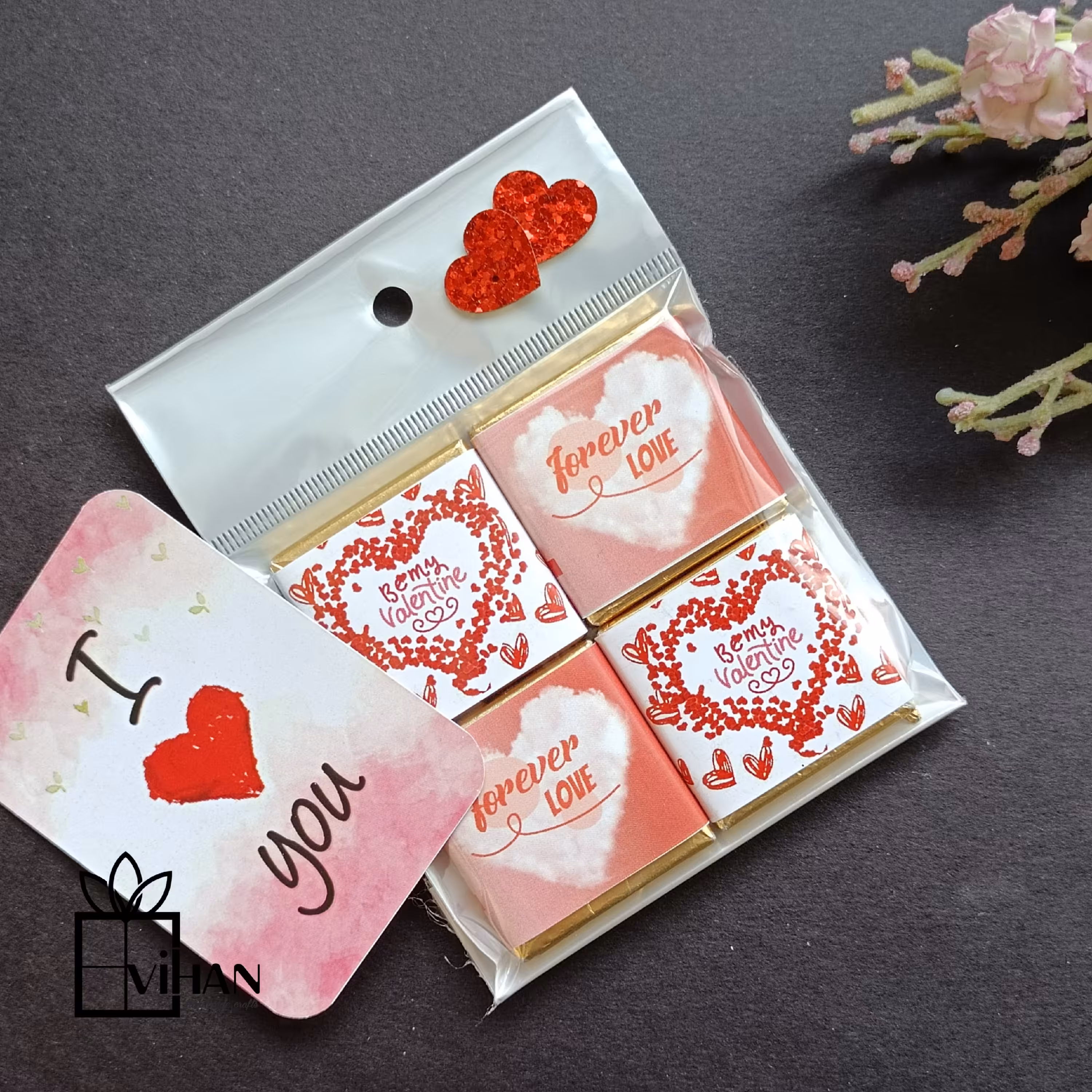 بسته 4 تائی شکلات در دو طرح مختلف تزئین شده با تم ولنتاین همراه با کارت دوستت دارم 