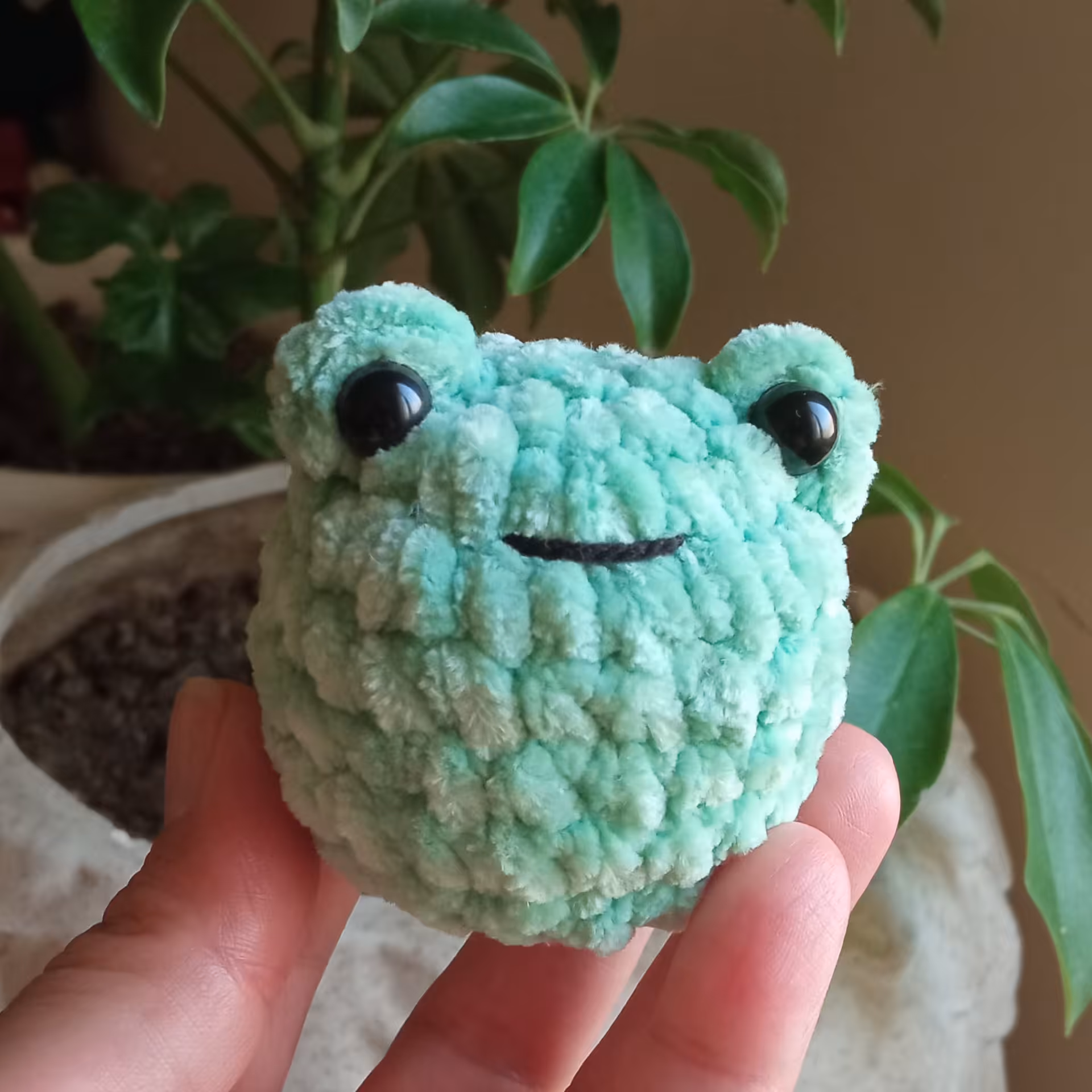 قورباغه عروسکی بافتنی با نخ مخمل 