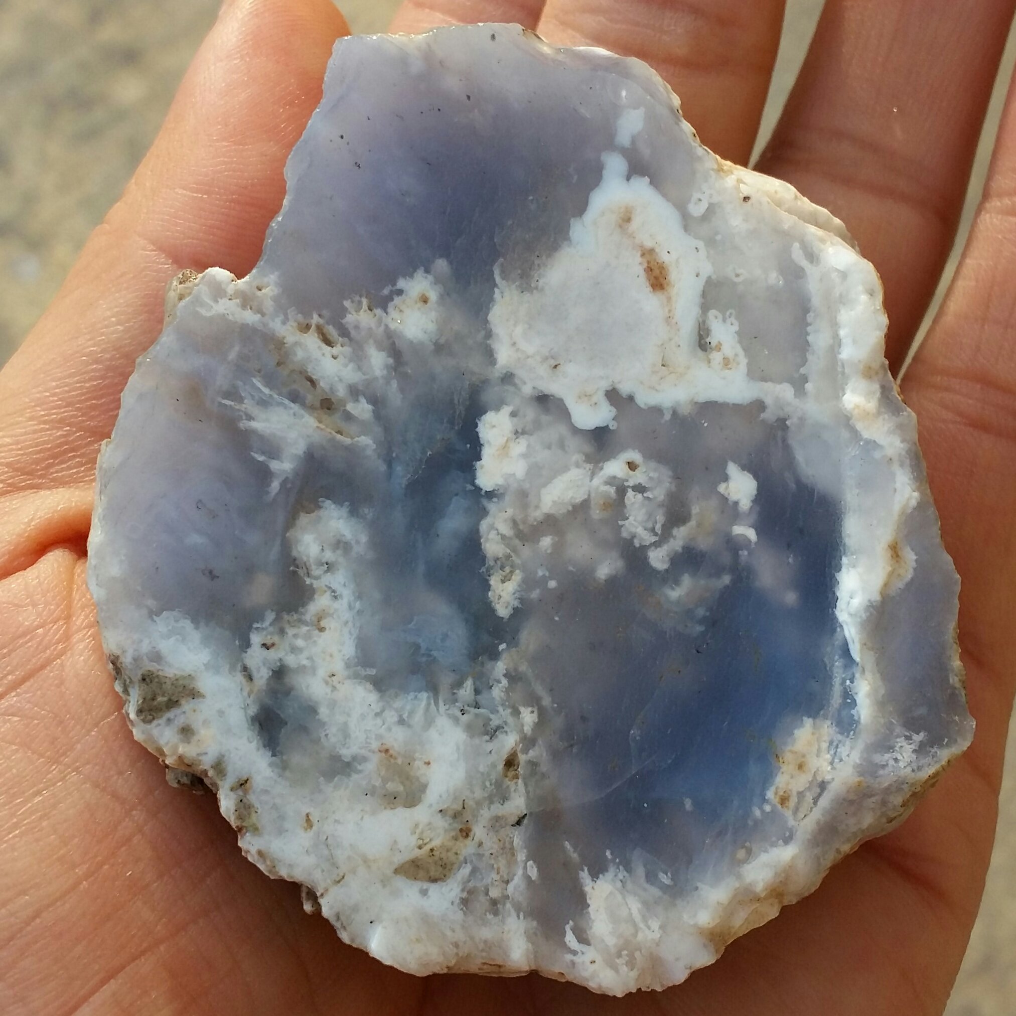 اسلایس سنگ راف عقیق آبی آسمونی طرح دار بسیار نایاب شاهکار خلقت دیدنیی کاملا طبیعی
با قابلیت ساخت چند نگین فوق العاده خاص