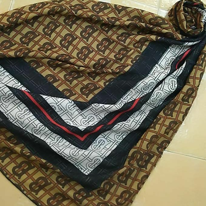 روسری نخی قواره دار،دور دست دوزشده؛ تک رنگ؛وتک طرح