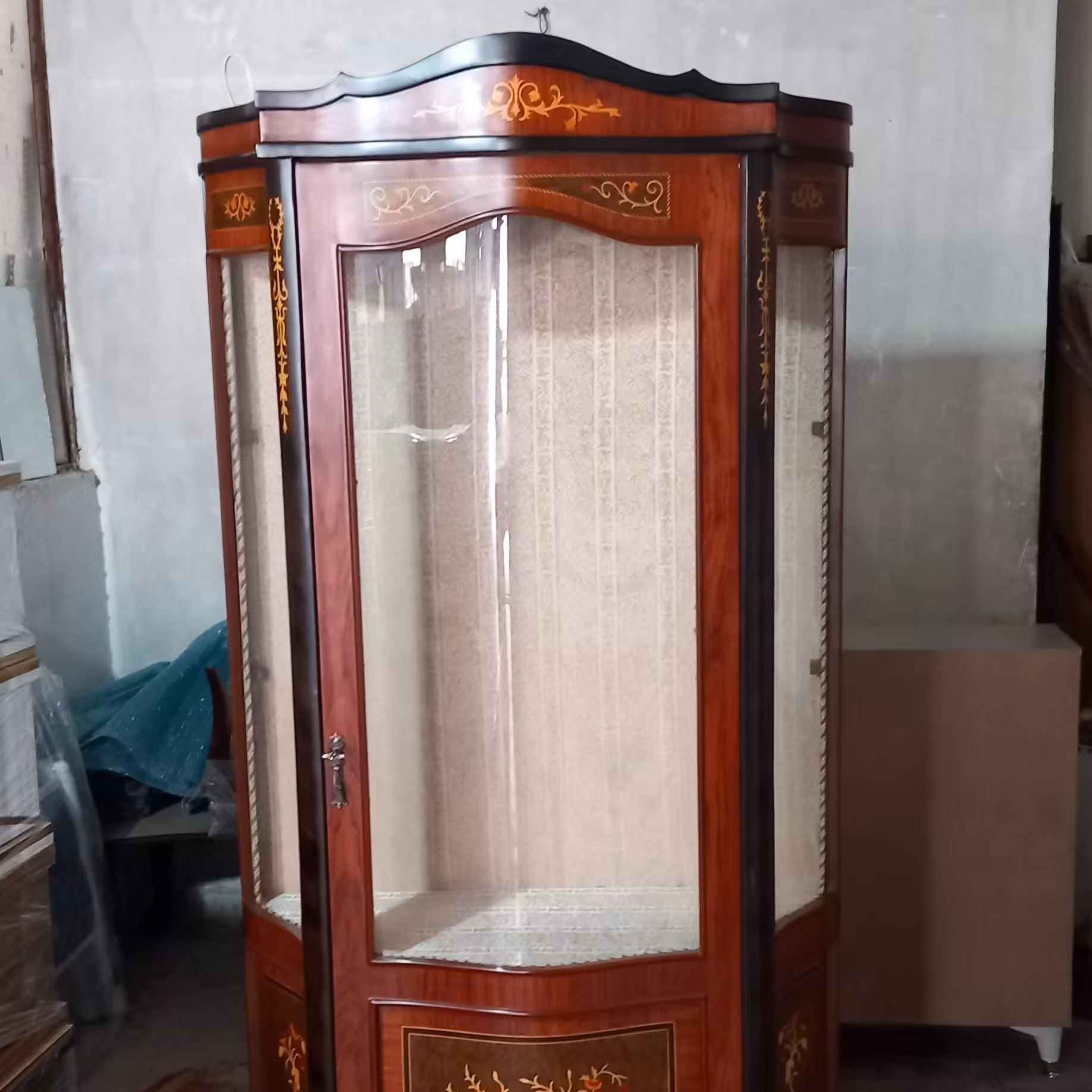 بوفه تمام چوب روس  رنگ والیس ، جنس فوق العاده دارای چراغ