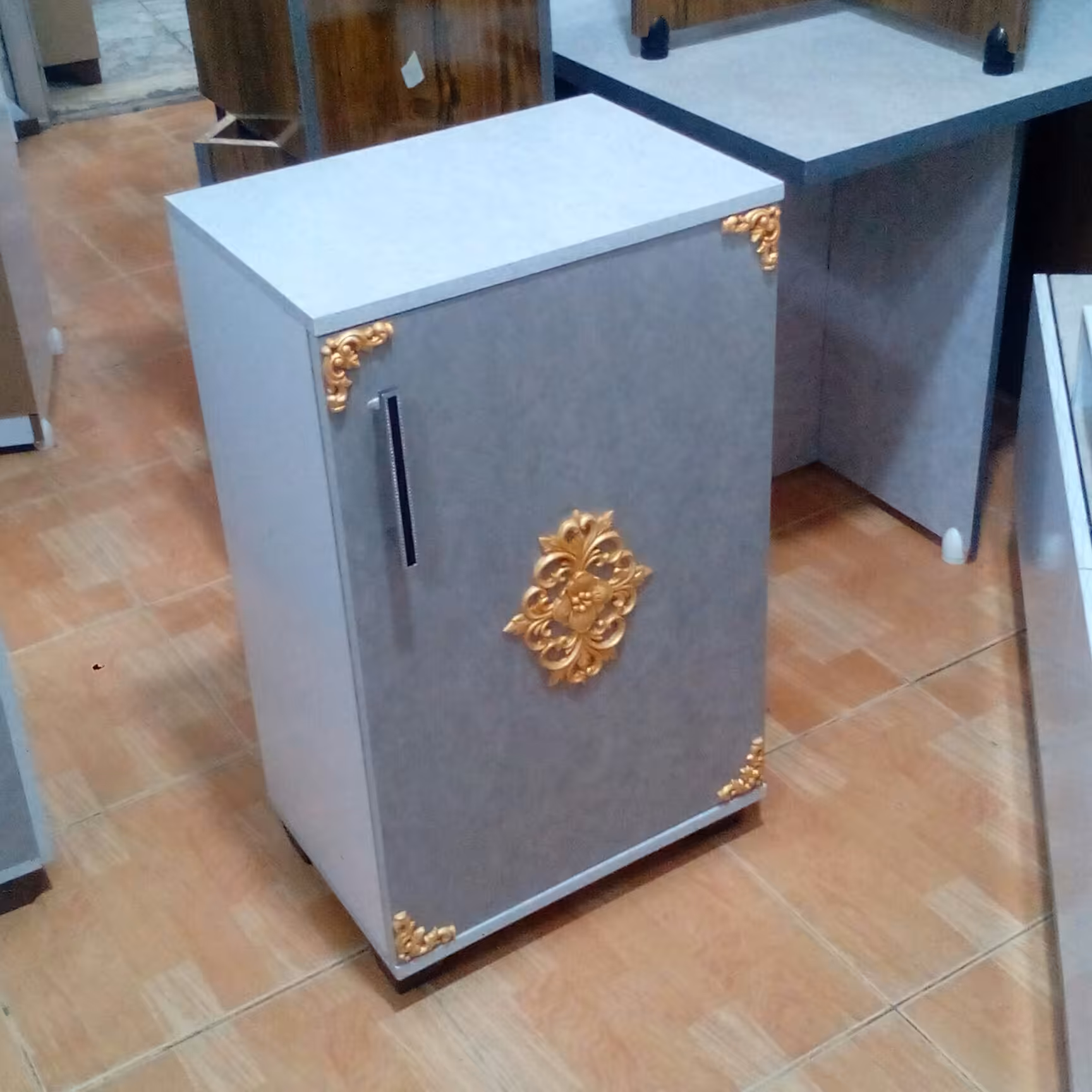 جاکفشی.منبت کاری شده.رنگ ترکیب طوسی و سفید.ارسال با باربری و هزینه به صورت پس کرایه به عهده مشتری