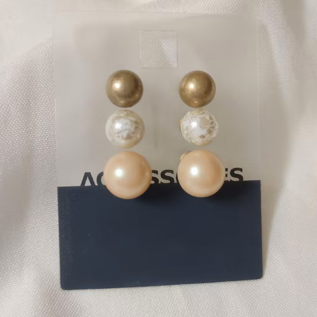 پک گوشواره مرواریدی میخی در سه رنگ سفید کرم قهوه ای بسیار شیک رنگ ثابت ضد حساسیت 