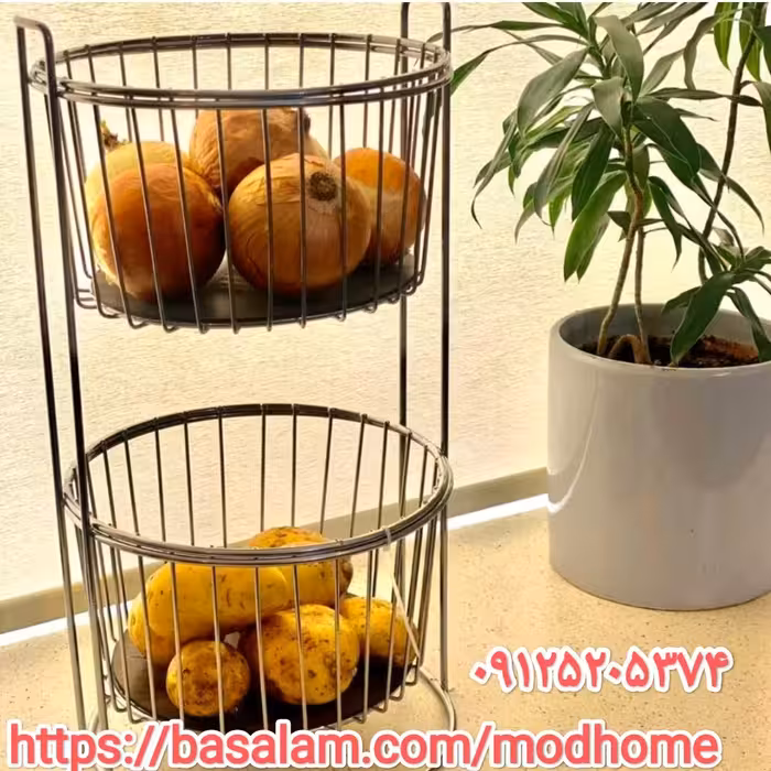 سبد سیب زمینی و پیاز کف چوب گرد