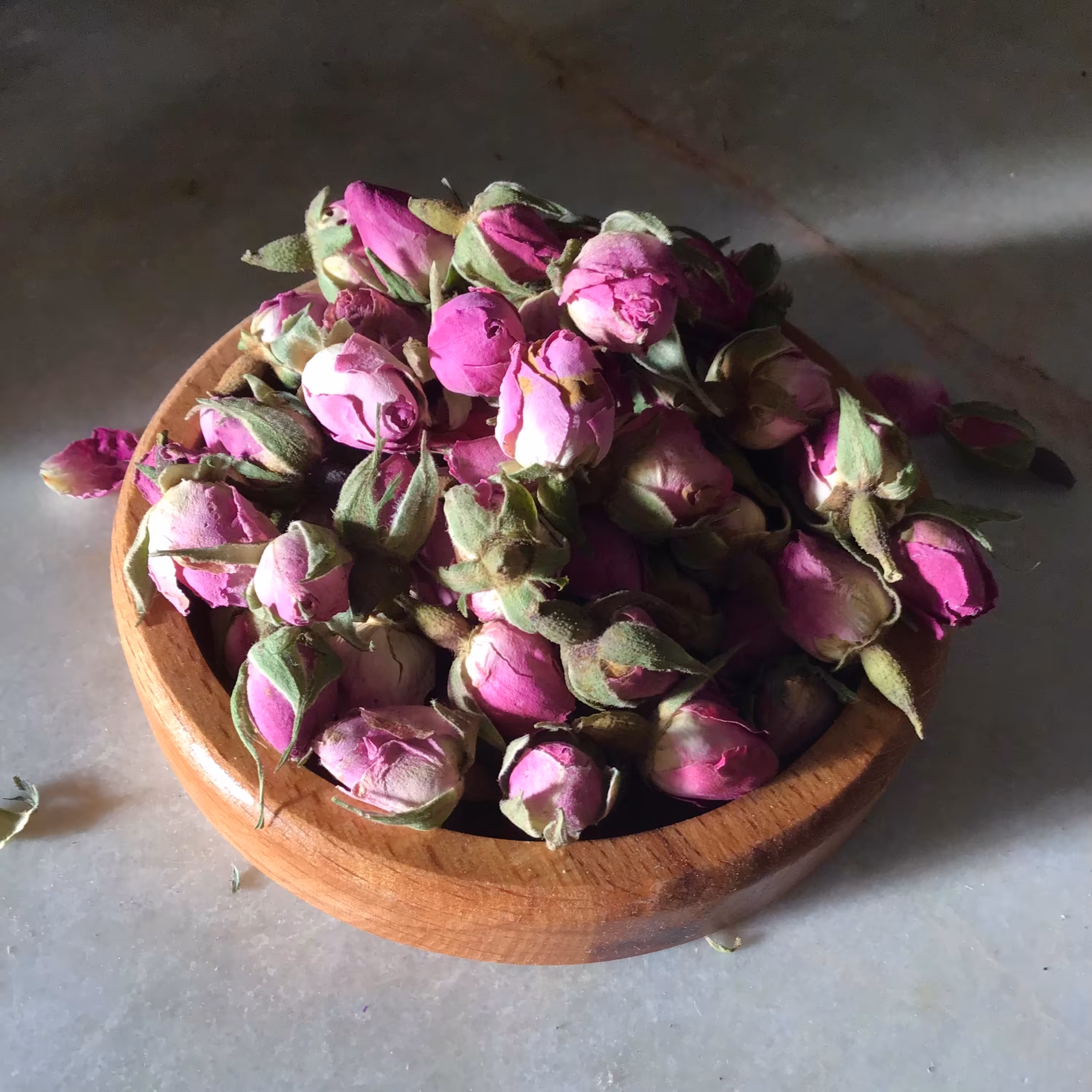 غنچه گل محمدی بسیار خوش عطر  برداشت بهار 1402 در وزن 100 گرم