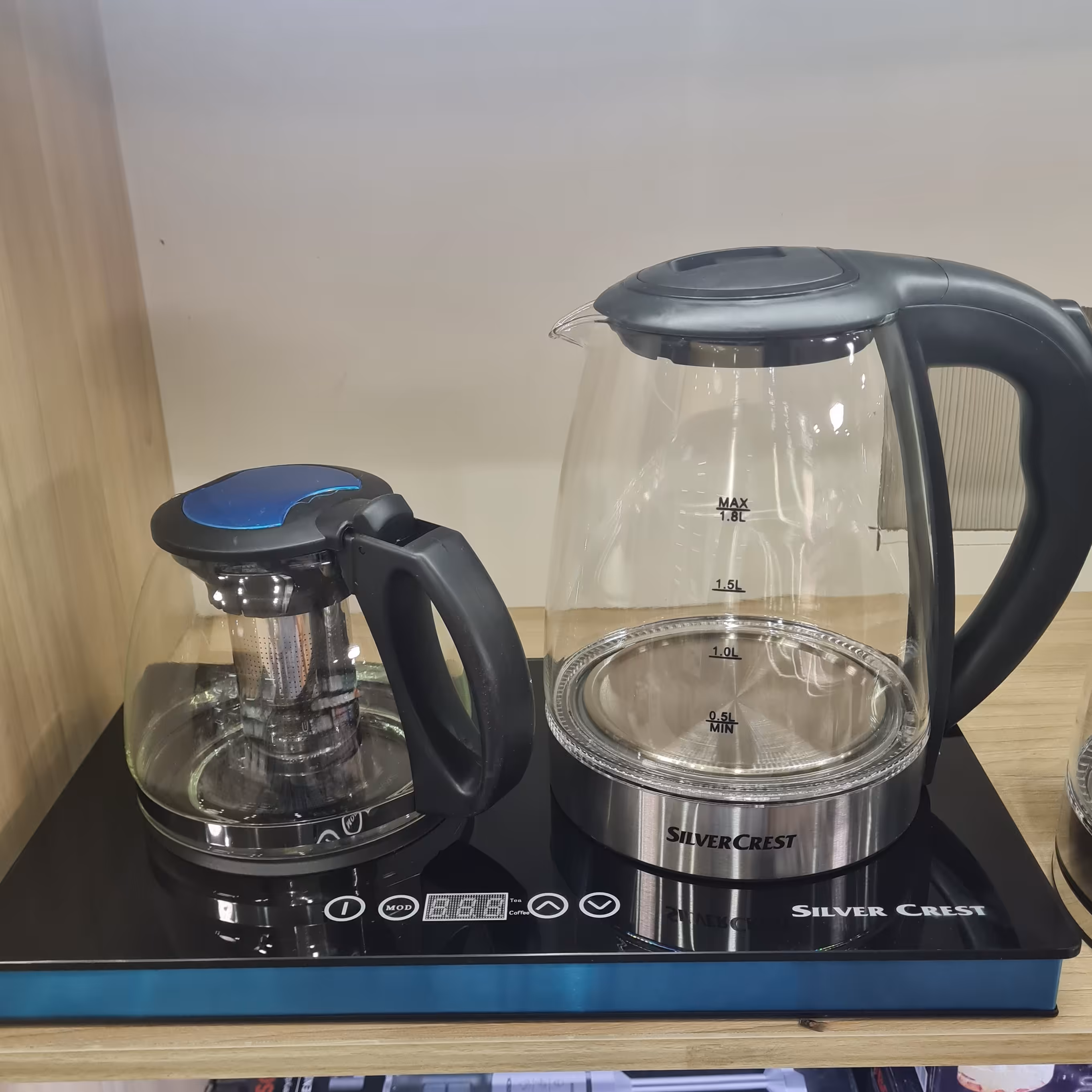 چای ساز کنار همی سیلور کرست درجه یک تحت لیسانس المان کتری. و قوری پیرکس مدل 2286