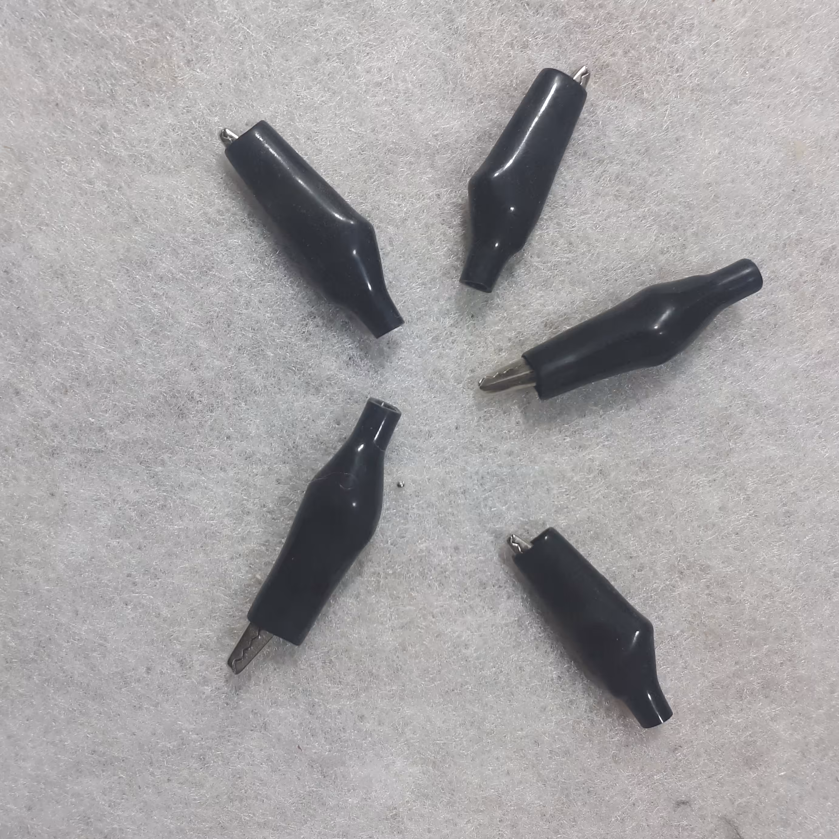 گیره سوسماری رنگ سیاه(قیمت تکی)