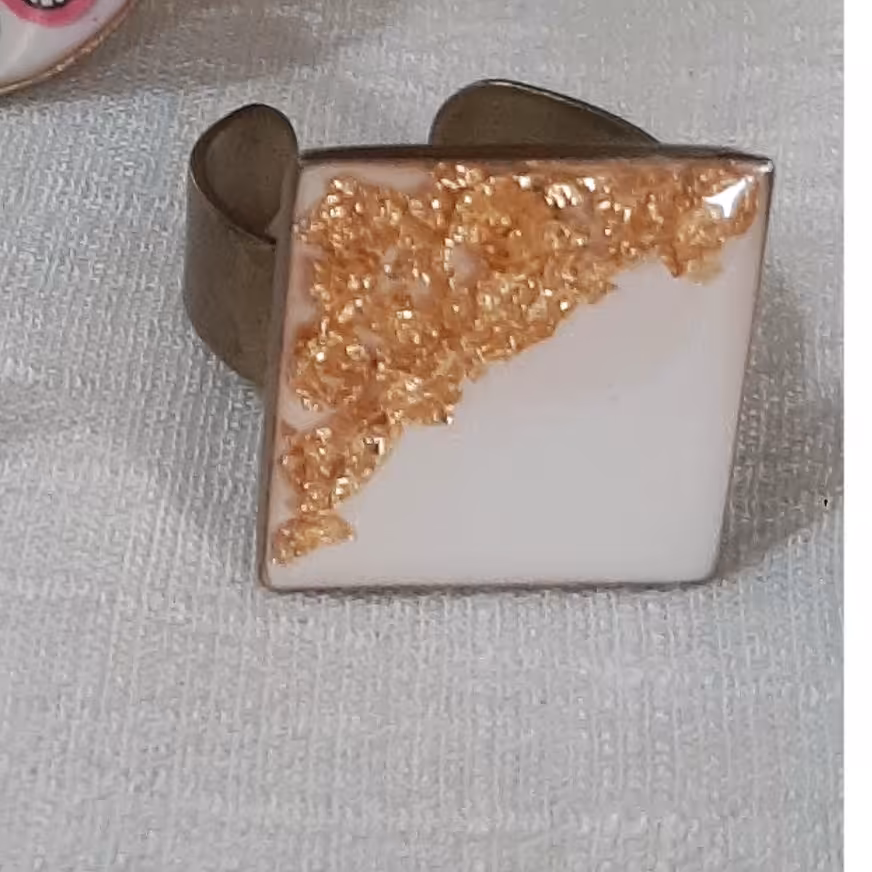 انگشتر رزینی سفید مربع