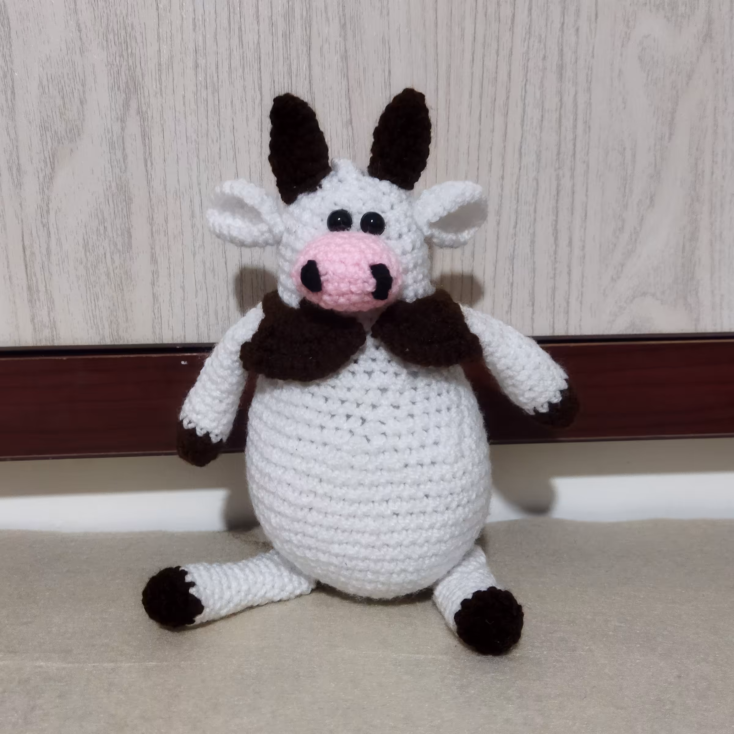 عروسک بافتنی گاو جلیقه پوش خریدبالای 400000تومان ارسال رایگان به سراسرایران