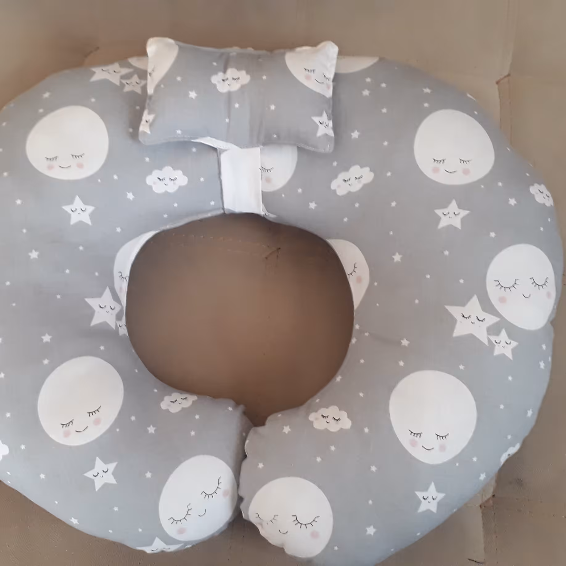 بالش دو منظوره شیردهی و نشیمن به همراه بالشتک ،دوخته شده با پارچه اعلا و تمام پنبه  نرم و لطیف ،در رنگ های صورتی و طوسی