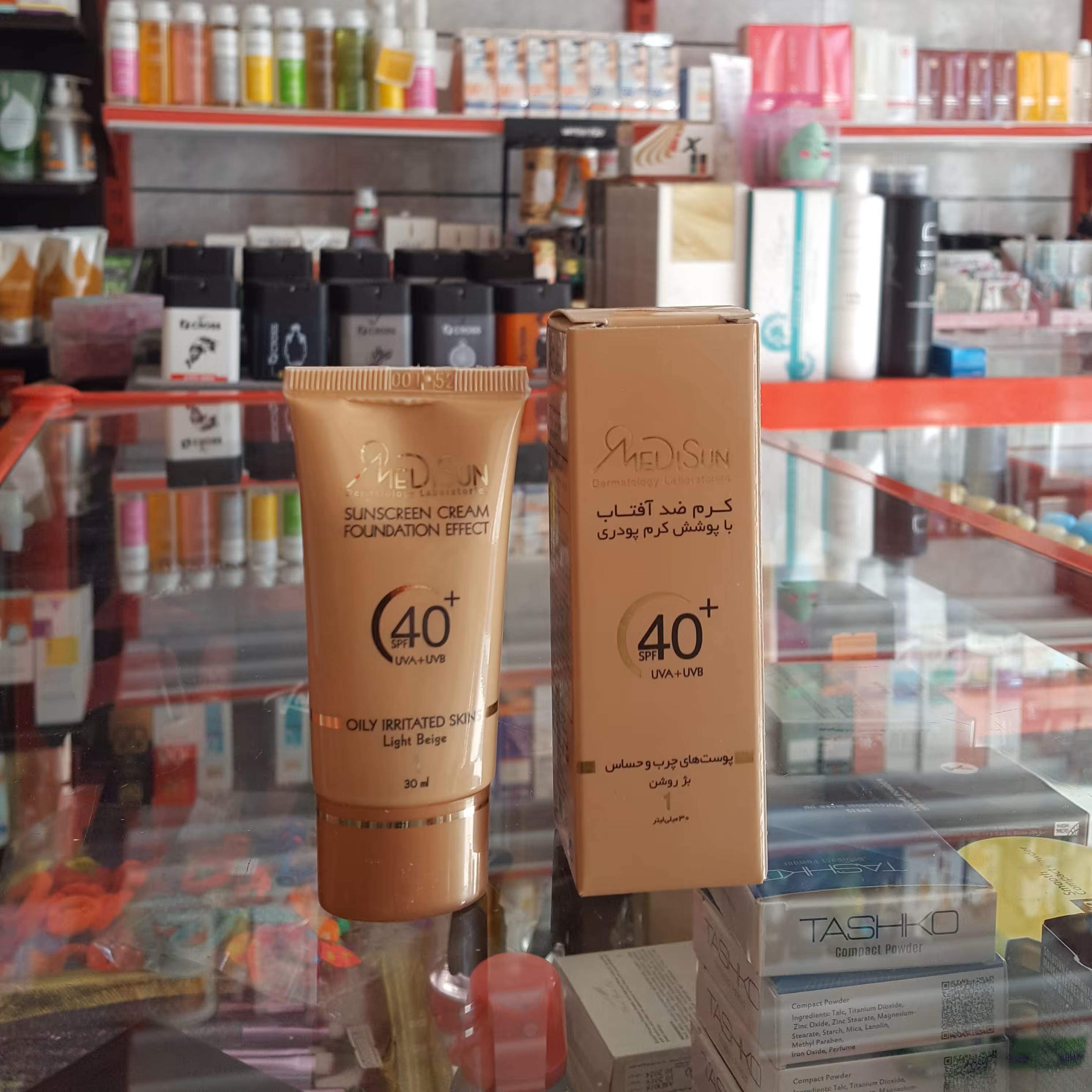 کرم ضد آفتاب مدیسانspf40 با پوشش کرم پودری-مناسب پوست های چرب و حساس-بژ روشن-حجم30 میل