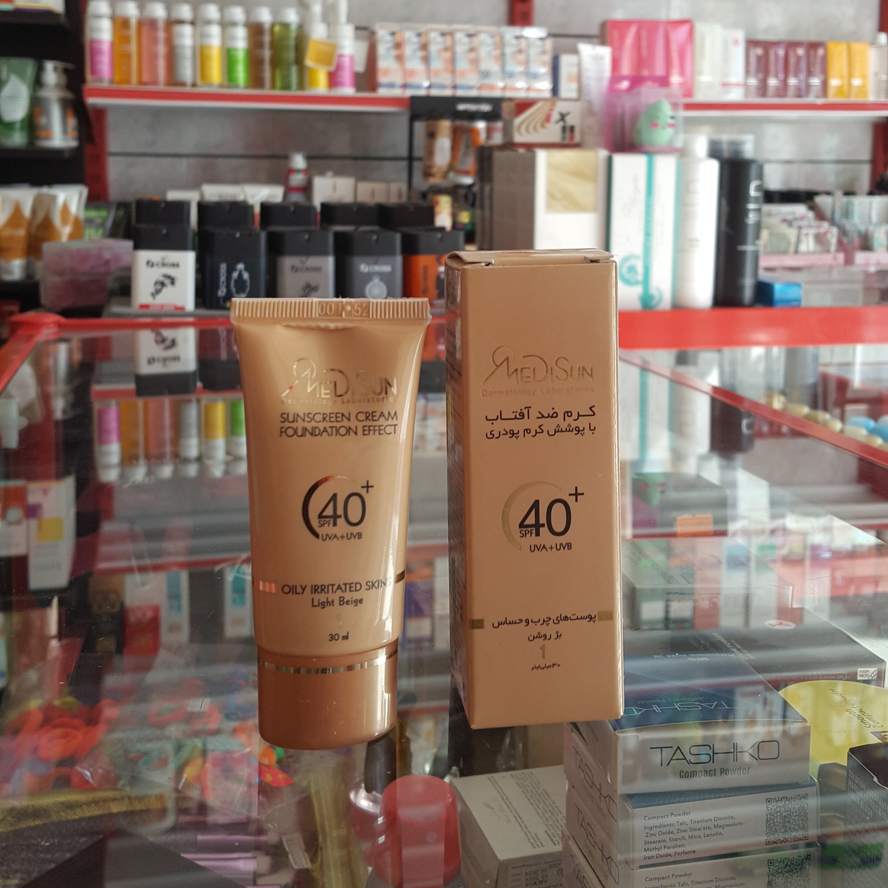کرم ضد آفتاب مدیسانspf40 با پوشش کرم پودری-مناسب پوست های چرب و حساس-بژ روشن-حجم30 میل