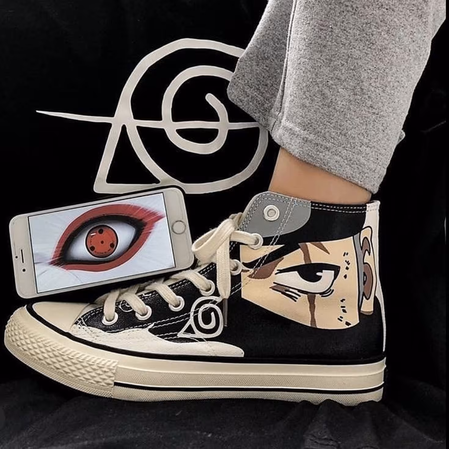 نقاشی روی کفش طرح انیمه ناروتو کاکاشی(قبل از سفارش موجودی  بگیرید)