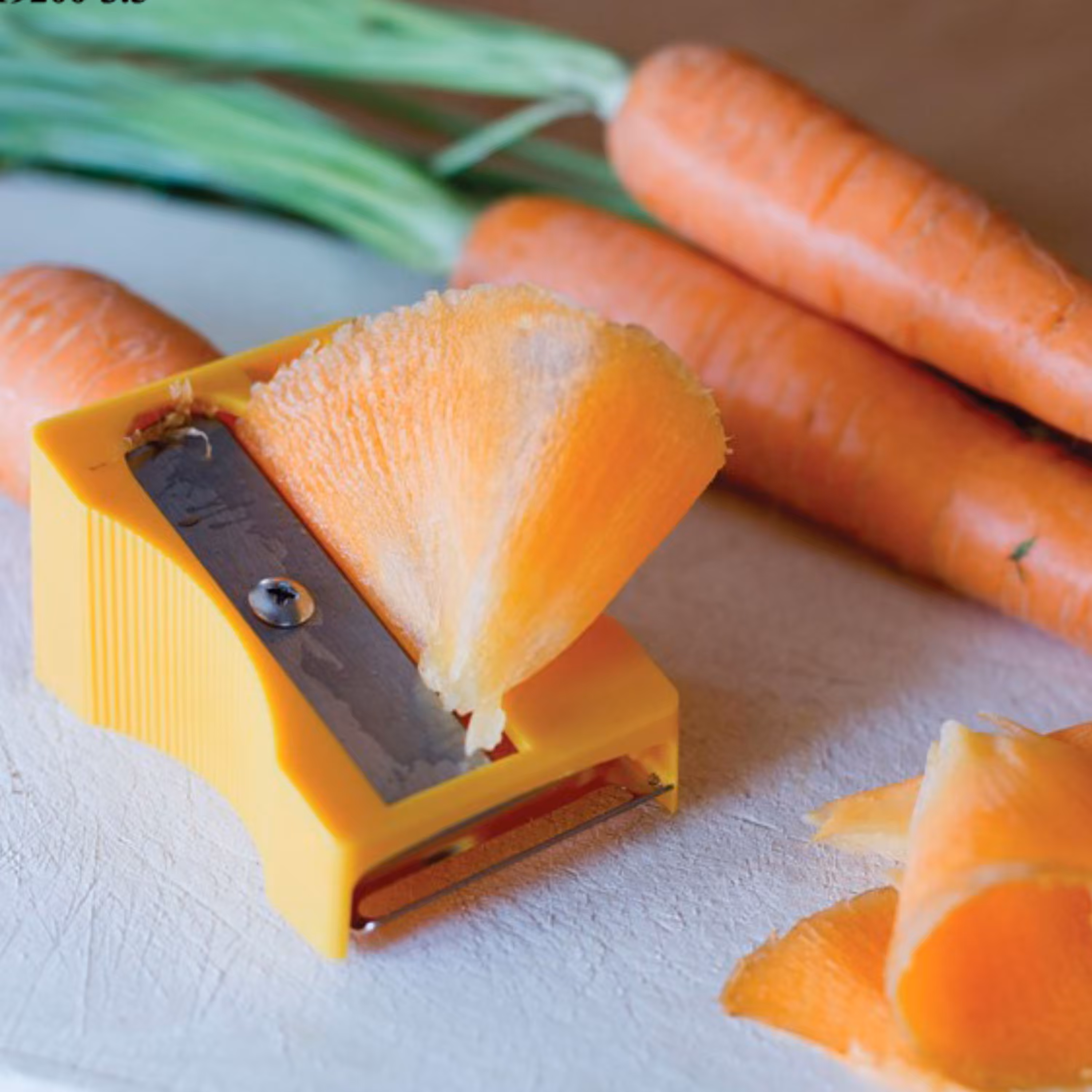 تراش هویج دارای پوست کن جنس وارداتی پلاستیکی 