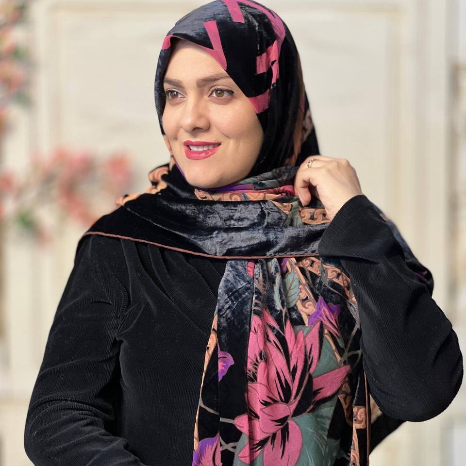 روسری مخمل اورجینال
جدیدترین طرح مخمل امسال
از نزدیک خیییلی خوشگله
کیفیتش بینظیره
سایز 130
معروف به 140