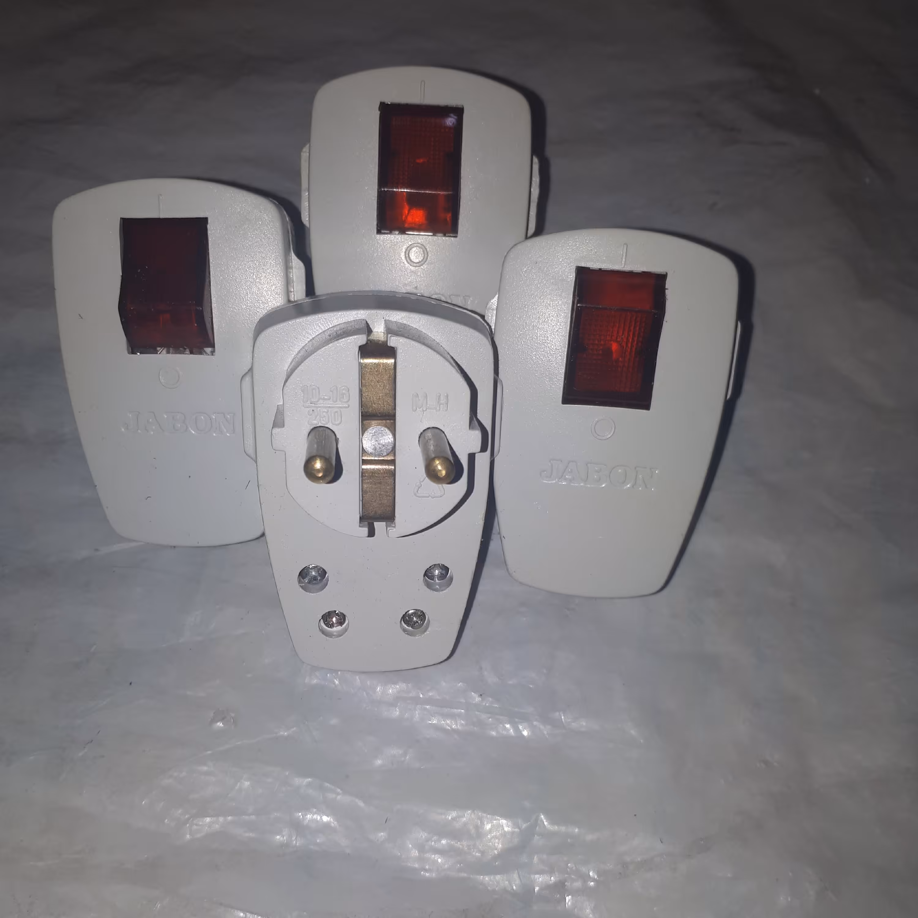 دوشاخه کلید دار اعلا ارث دار 16 آمپر