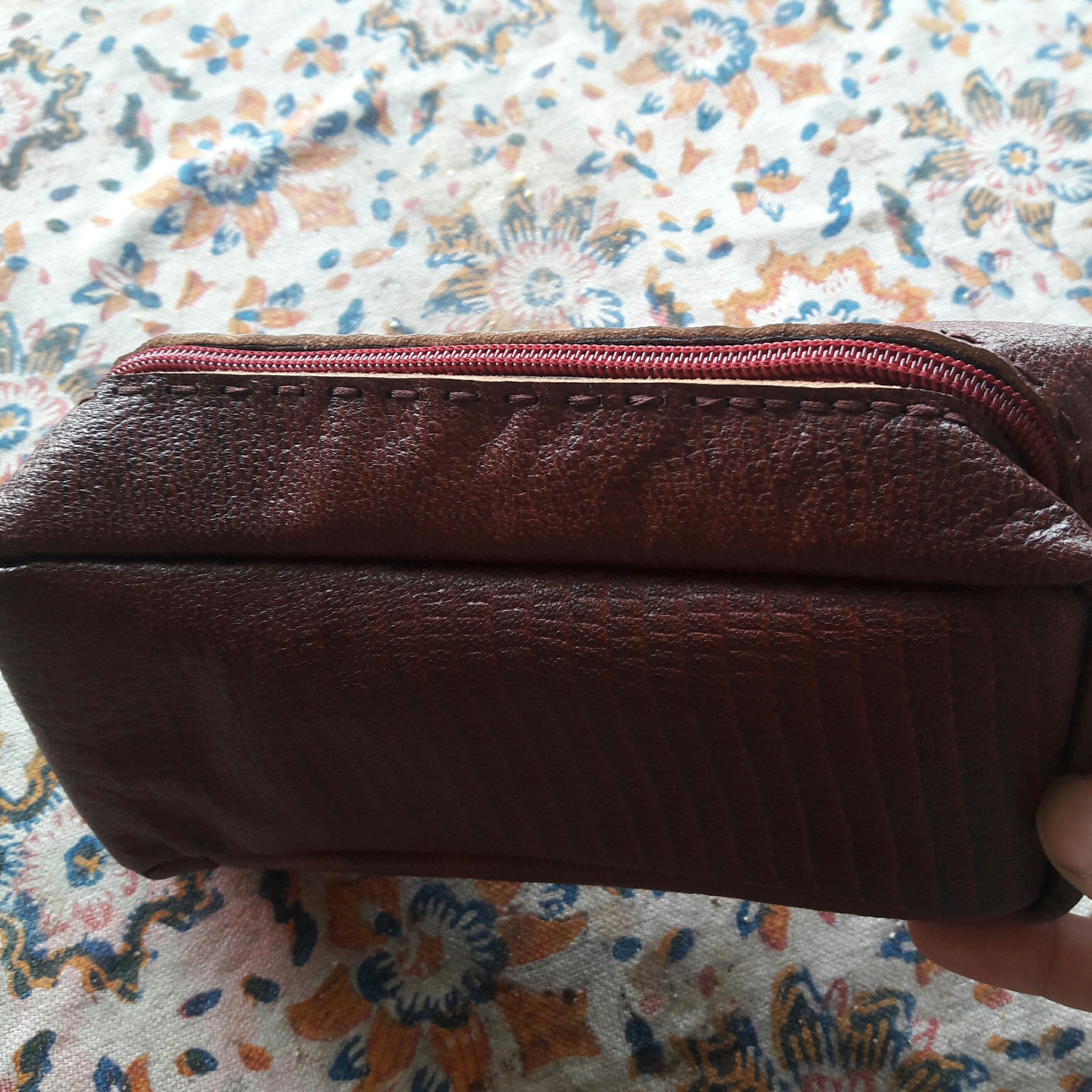 جامدادی.چرم دست دوز.رنگ زرشکی.بسیار عالی وجادار ومناسب