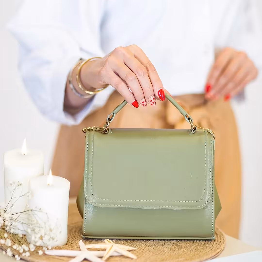 کیف پاسپورتی از چرم مصنوعی با بند بلند قابل تنظیم 