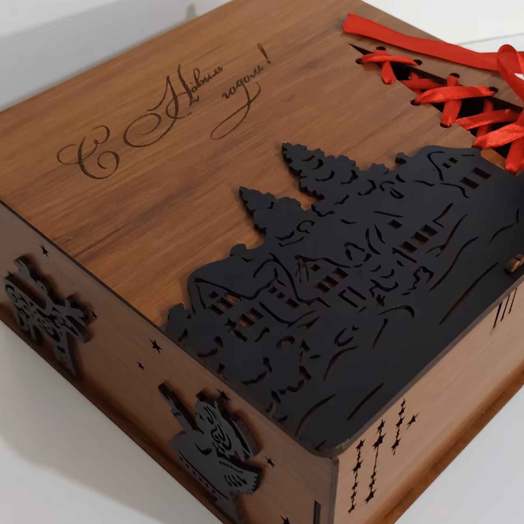 جعبه کادویی فانتزی مناسب با ارتفاع 10 سانتی  طول کار 20در20.حنس 10 دی اف کار بسیار زیبا و بی شیک 