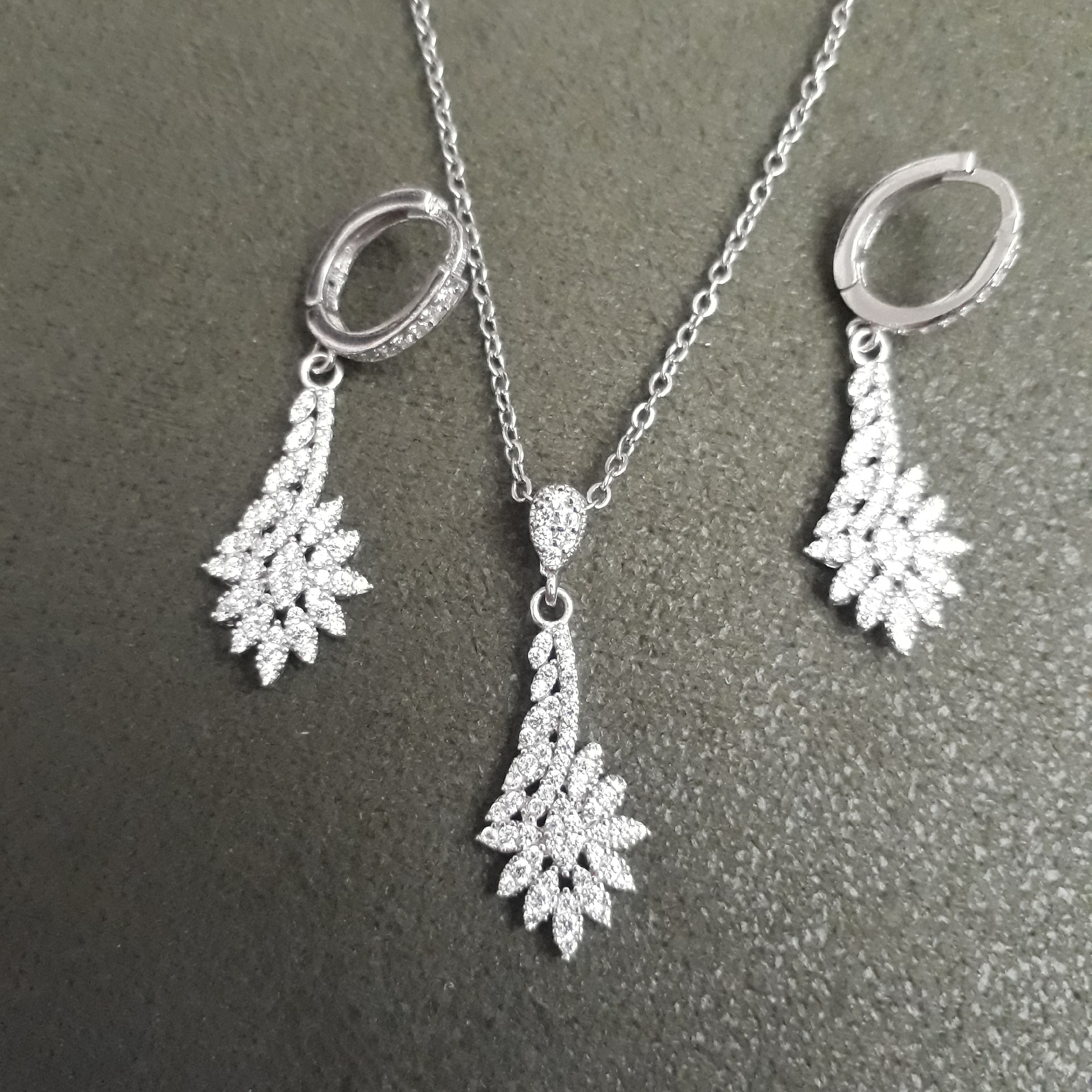 نیم ست نقره گلبرگ نگین دار بسیار ظریف و شیک 