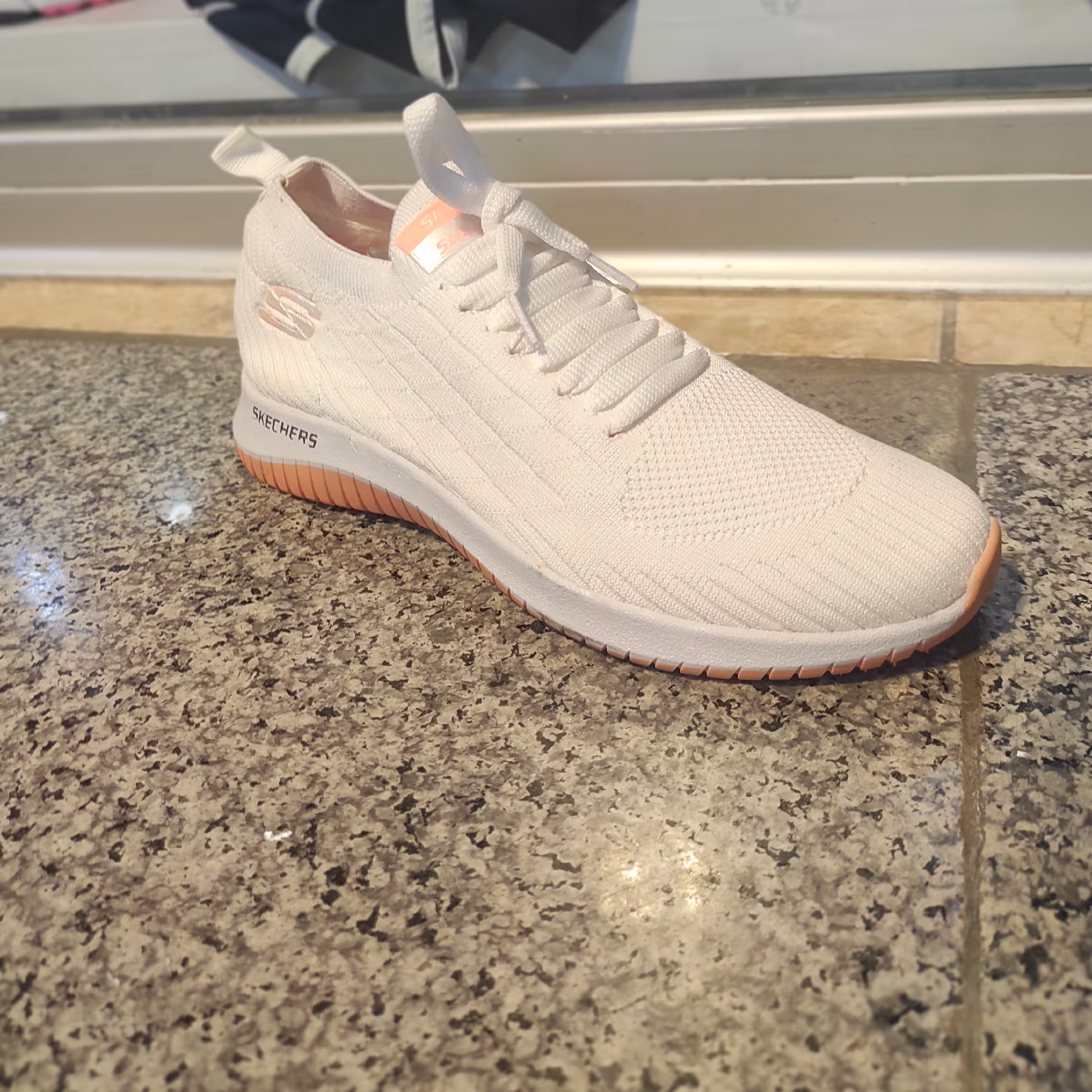 کفش اسکیچرز سفید با کیفیت عالی و زیره رنگ گلبهی 