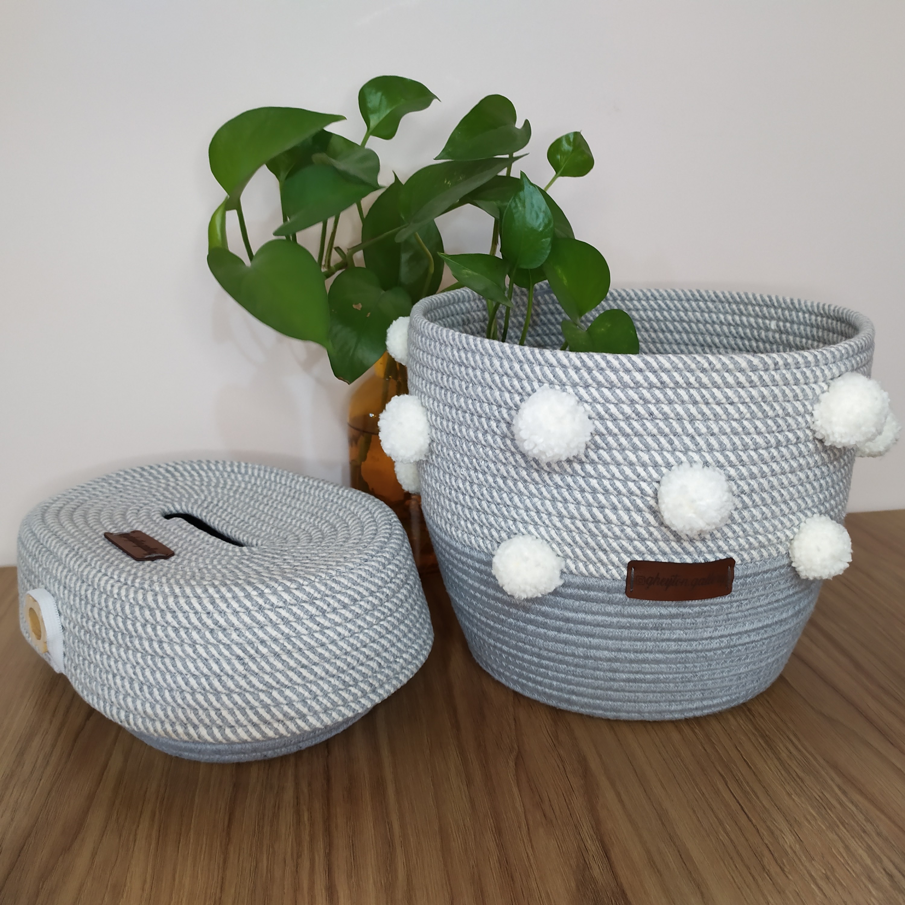 سطل و جادستمال کاغذی قیطان ترکیب طوسی و زبرای طوسی دوخته شده با قیطان مغزدار با ایستایی بالا و قابل شستشو