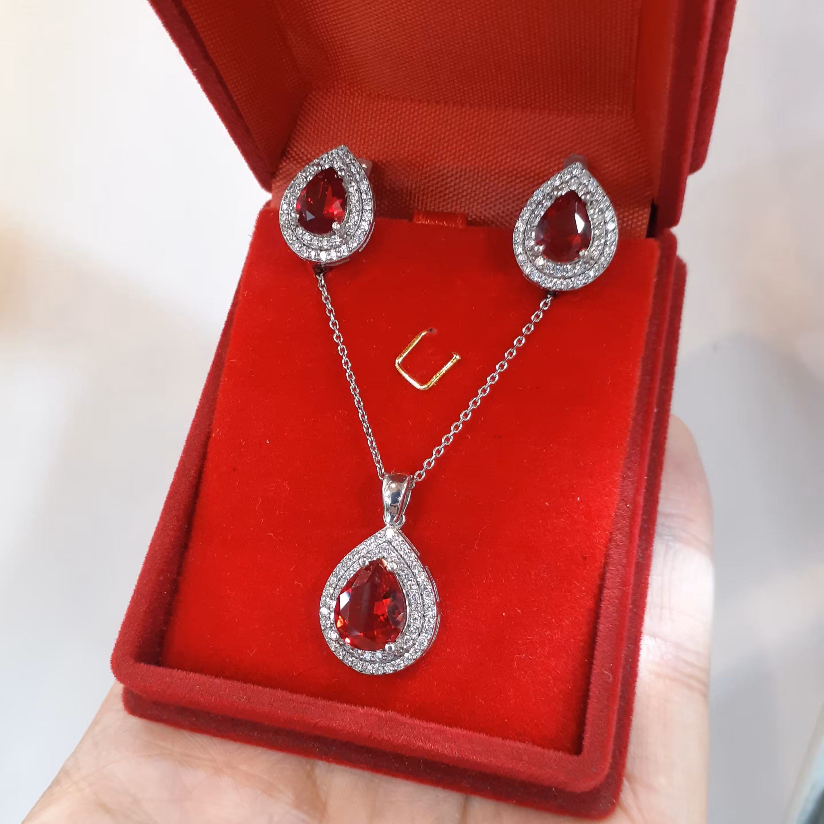 نیمست نقره جواهری نگین اشکی قرمز  یاقوت سنستیک بسیار مجلل به همراه زنجیر  دیپلمات به طول 45cm عیار 925 و آبکاری طلاسفید