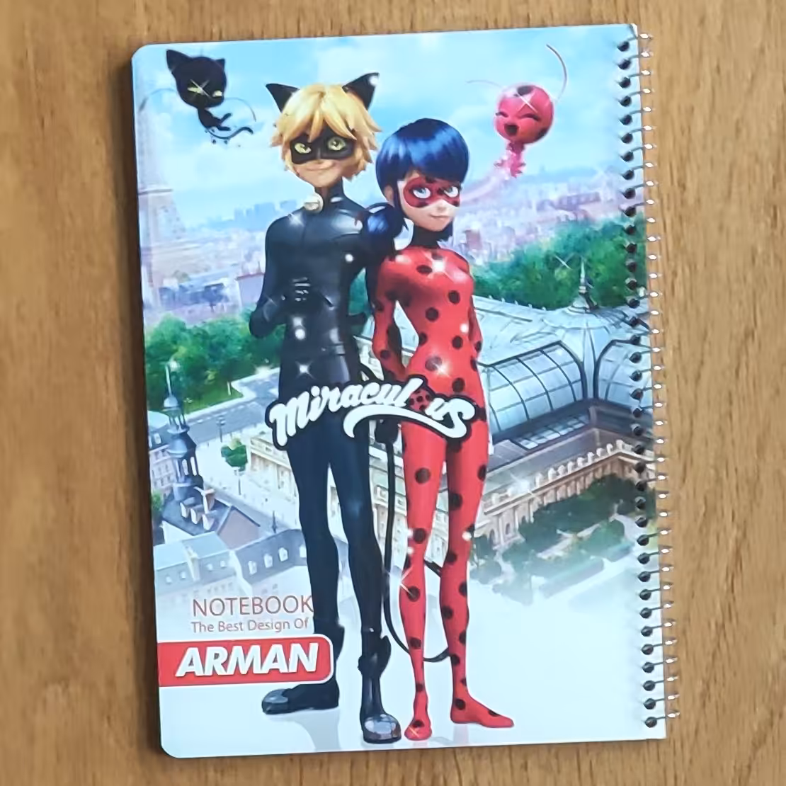 دفتر  حاشیه دار یا طرح دار  40 برگ  مدل دختر کفشدوزکی  دارای تصاویر جهت رنگ امیزی