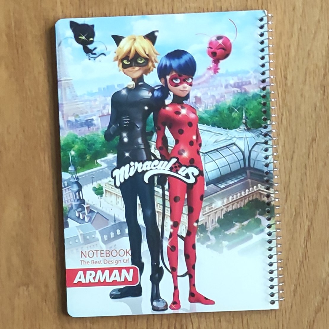 دفتر  حاشیه دار یا طرح دار  40 برگ  مدل دختر کفشدوزکی  دارای تصاویر جهت رنگ امیزی