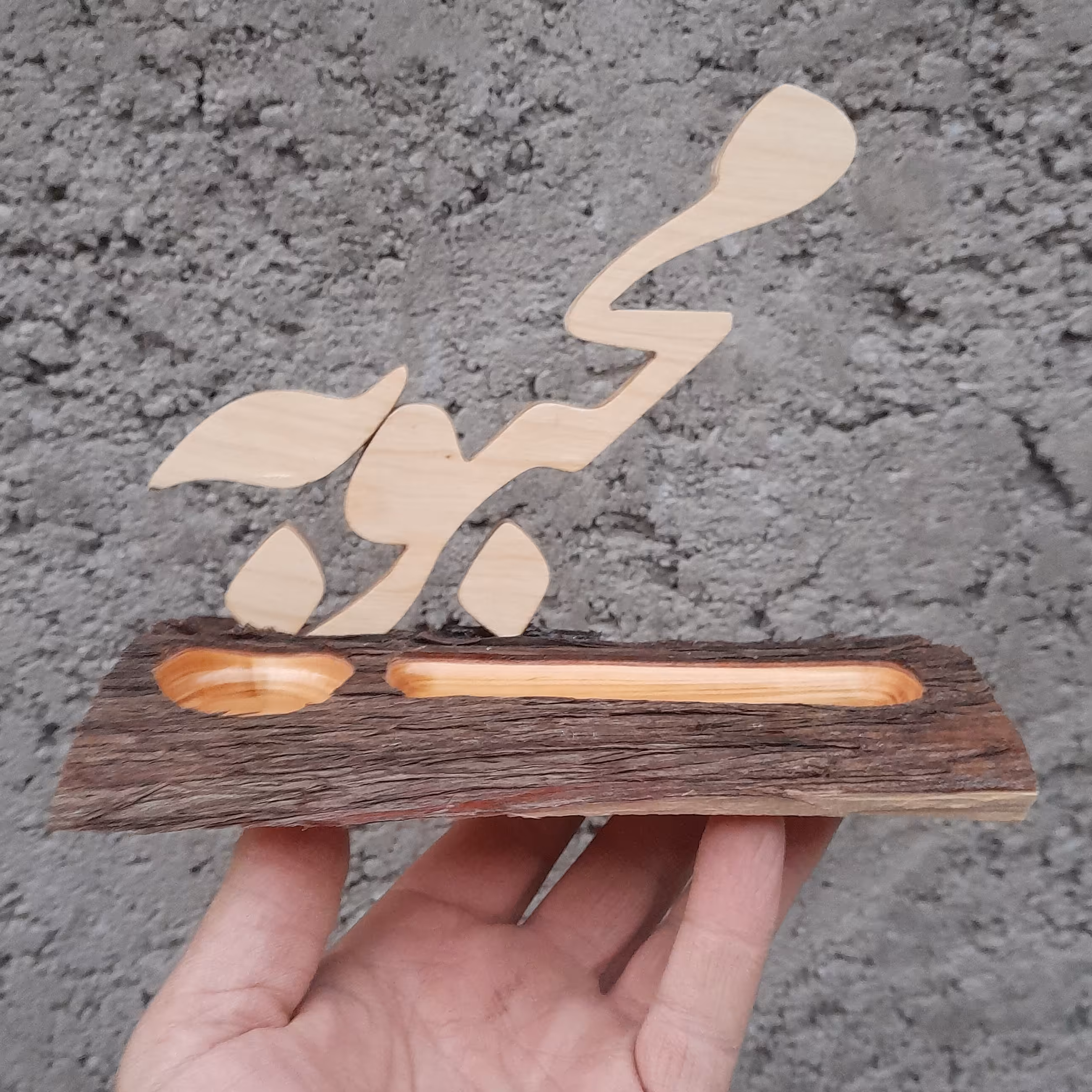 استند اسم چوبی