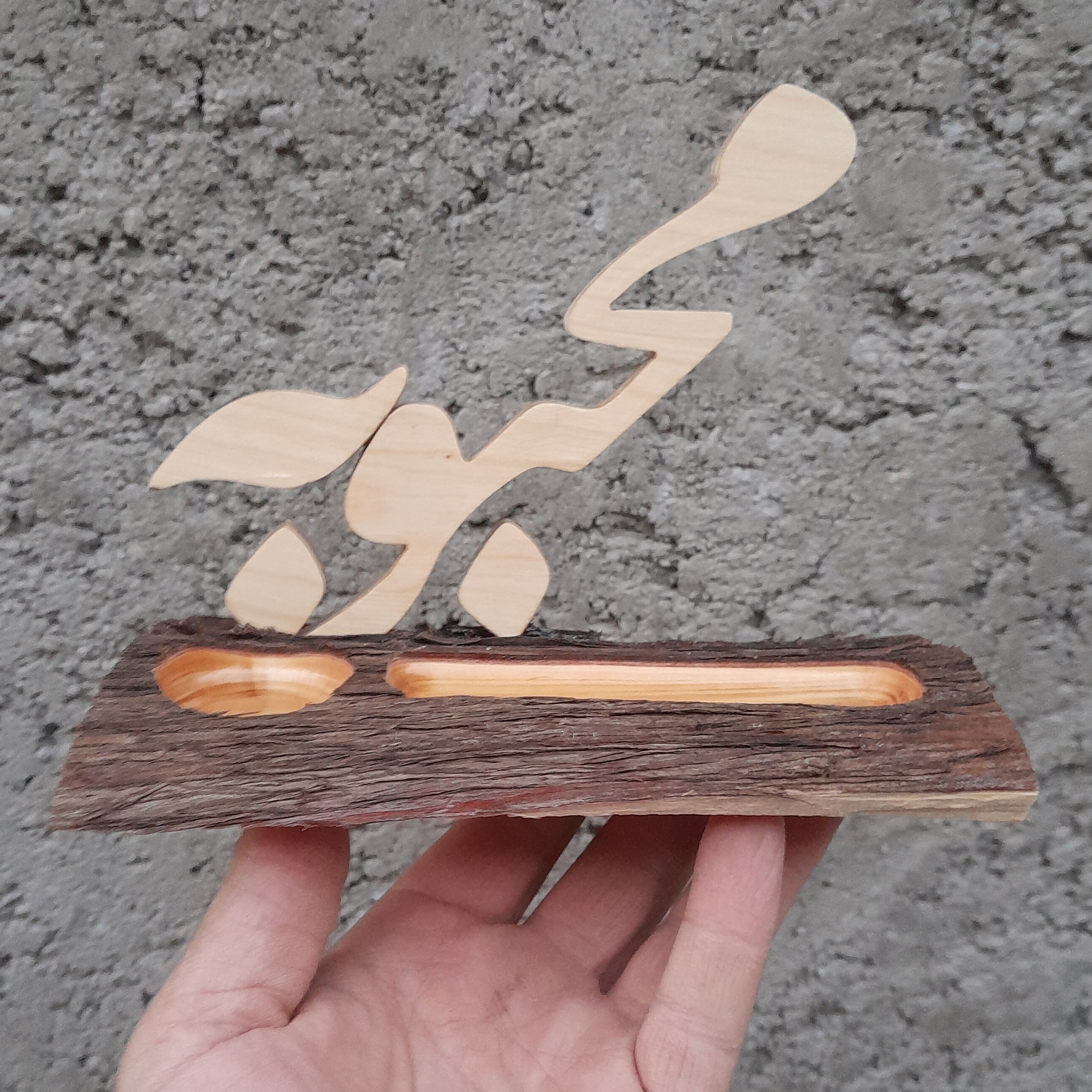 استند اسم چوبی