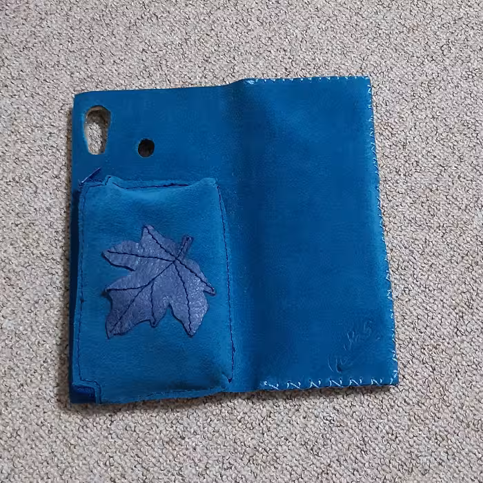 کیف موبایل وکارت واسکناس چرم طبیعی ودستدوزآبی با کاورموبایل سامسونگA50 وA30وغیره