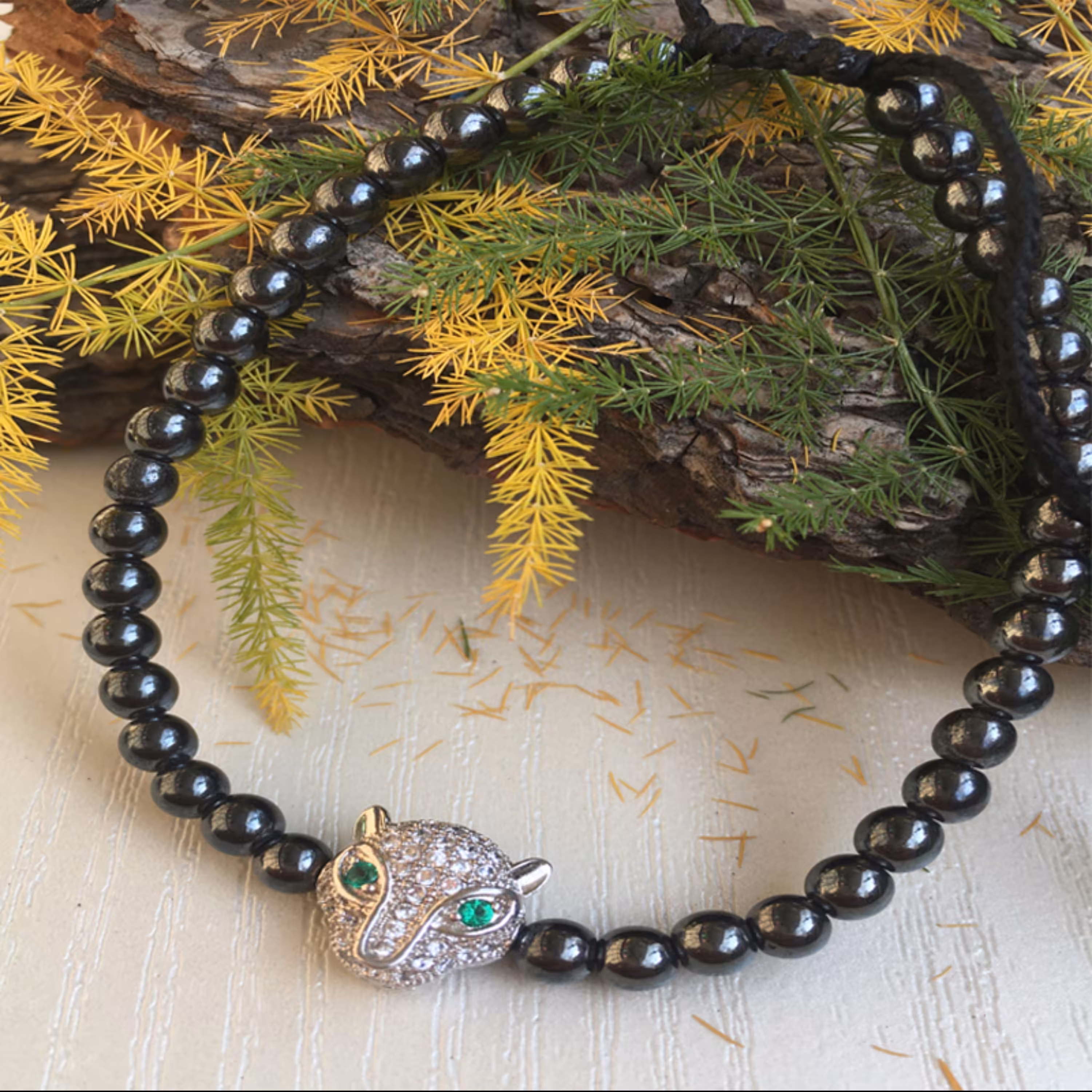 دستبند سنگ هماتیت و پلاک یوز با نگین میکروست مدل یوز