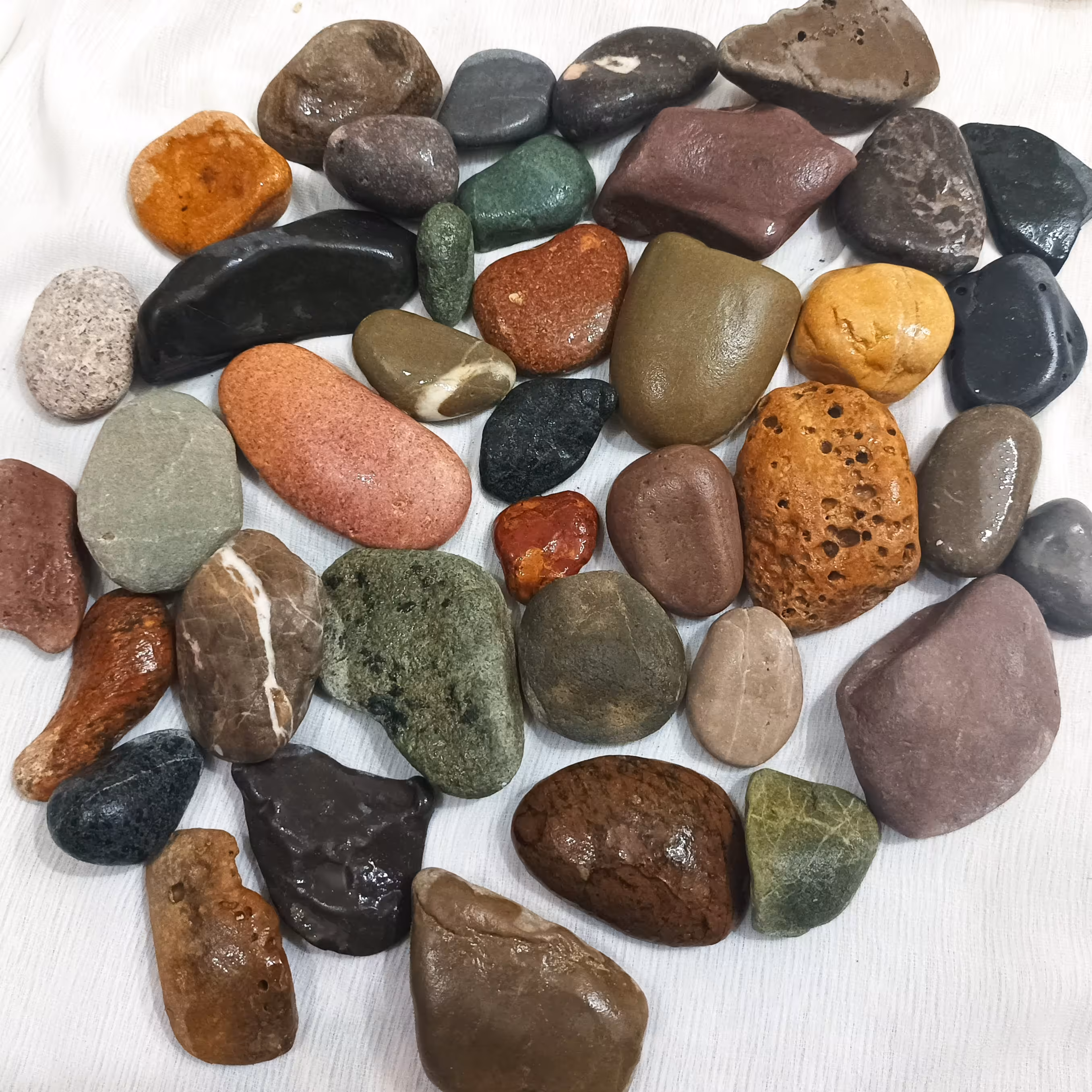 5 عددسنگهای زیبا و رنگی ساحل تومان مناسب تزیینات،دکوری،گلدان وعکاسی، قیمت برای 5 عدد هست