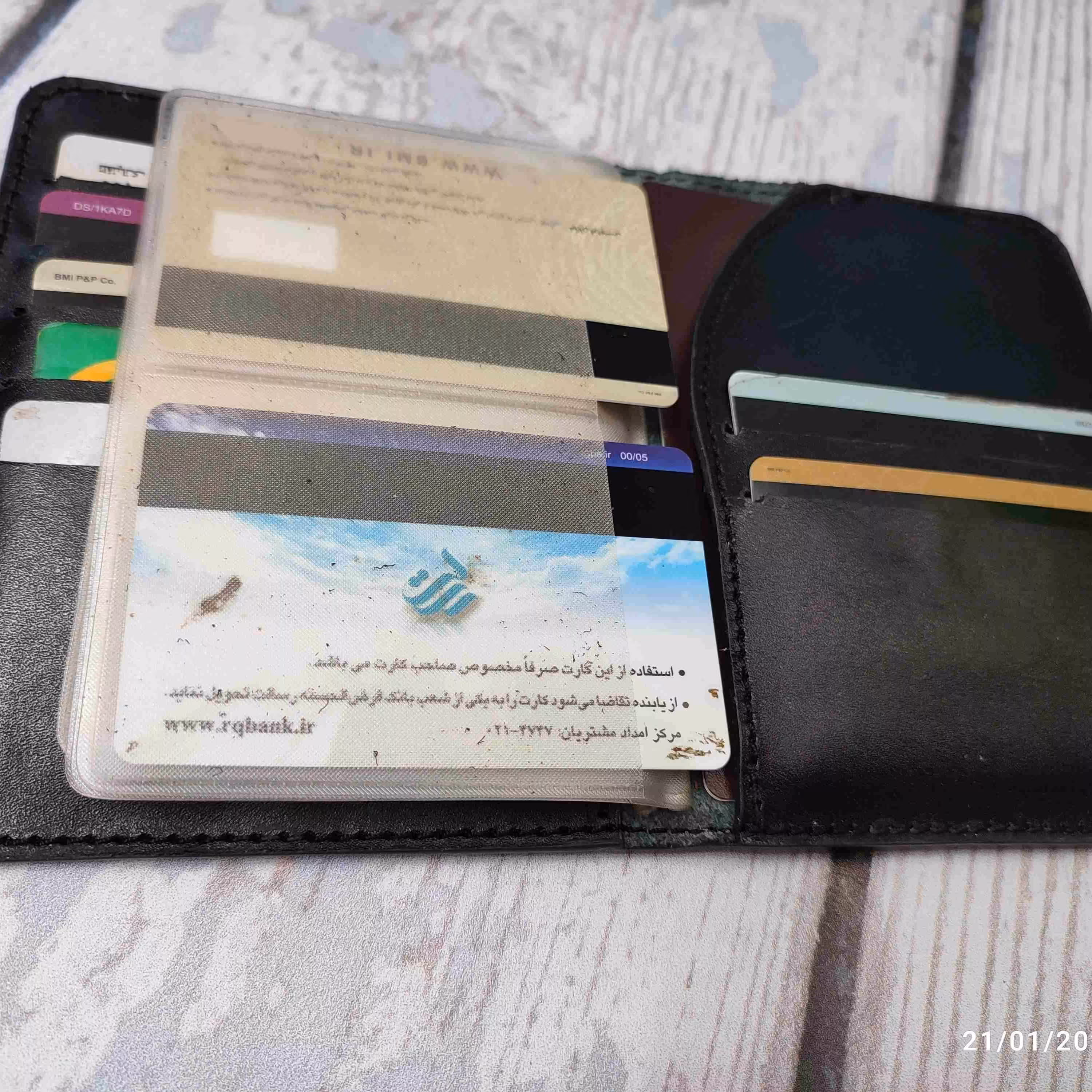 جامدارکی چرم طبیعی گاوی دوخته شده با نخ ابریشم دارای 18عدد جای کارت