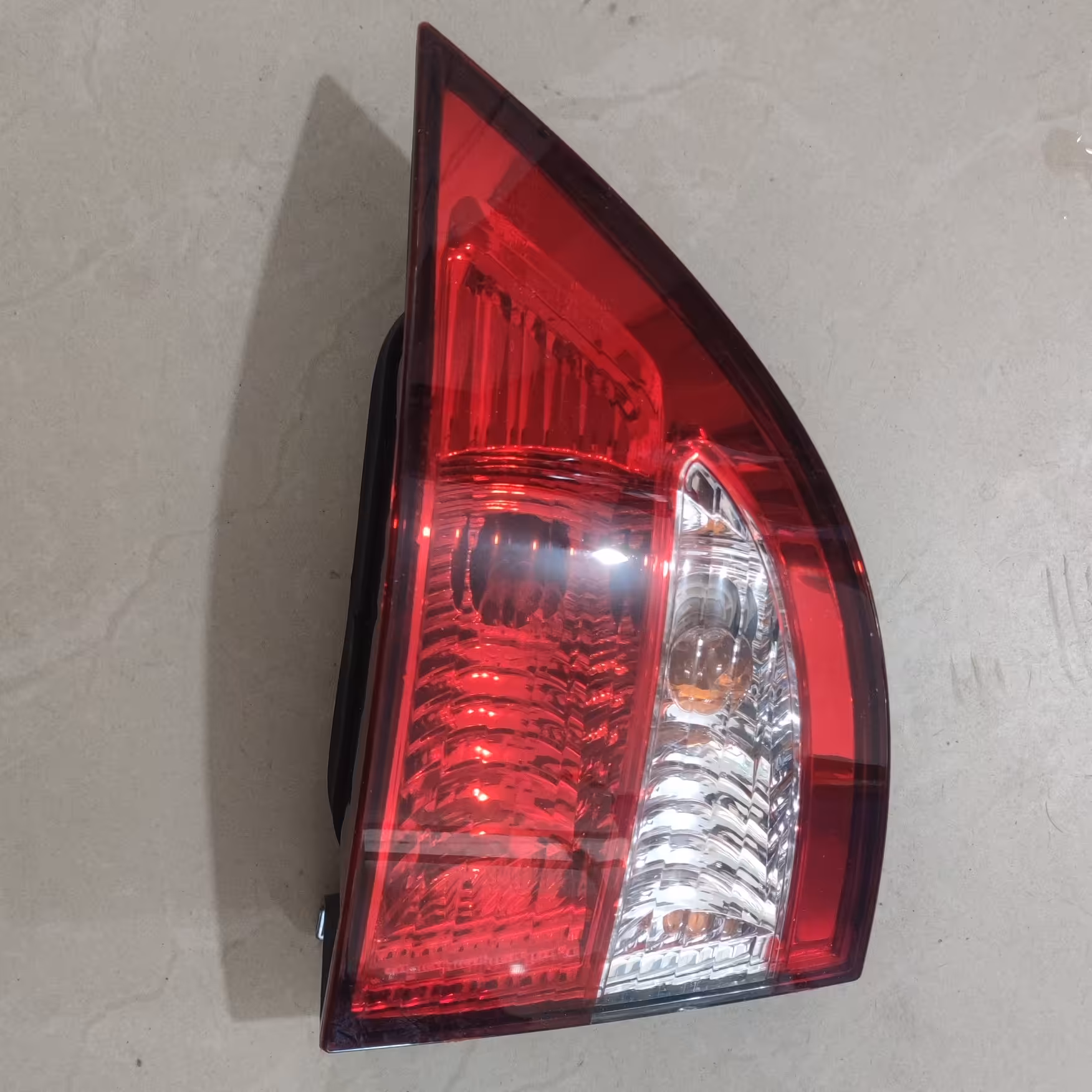 چراغ عقب روی گلگیر چپ سمند lx 