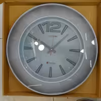 ساعت دیواری برند اومگا.موتور اصلی با ضمانت.دارای دولایه چوب.دور کادر رزین.روی کادر شیشه کاری شده.همراه با یک باطری اصلی.