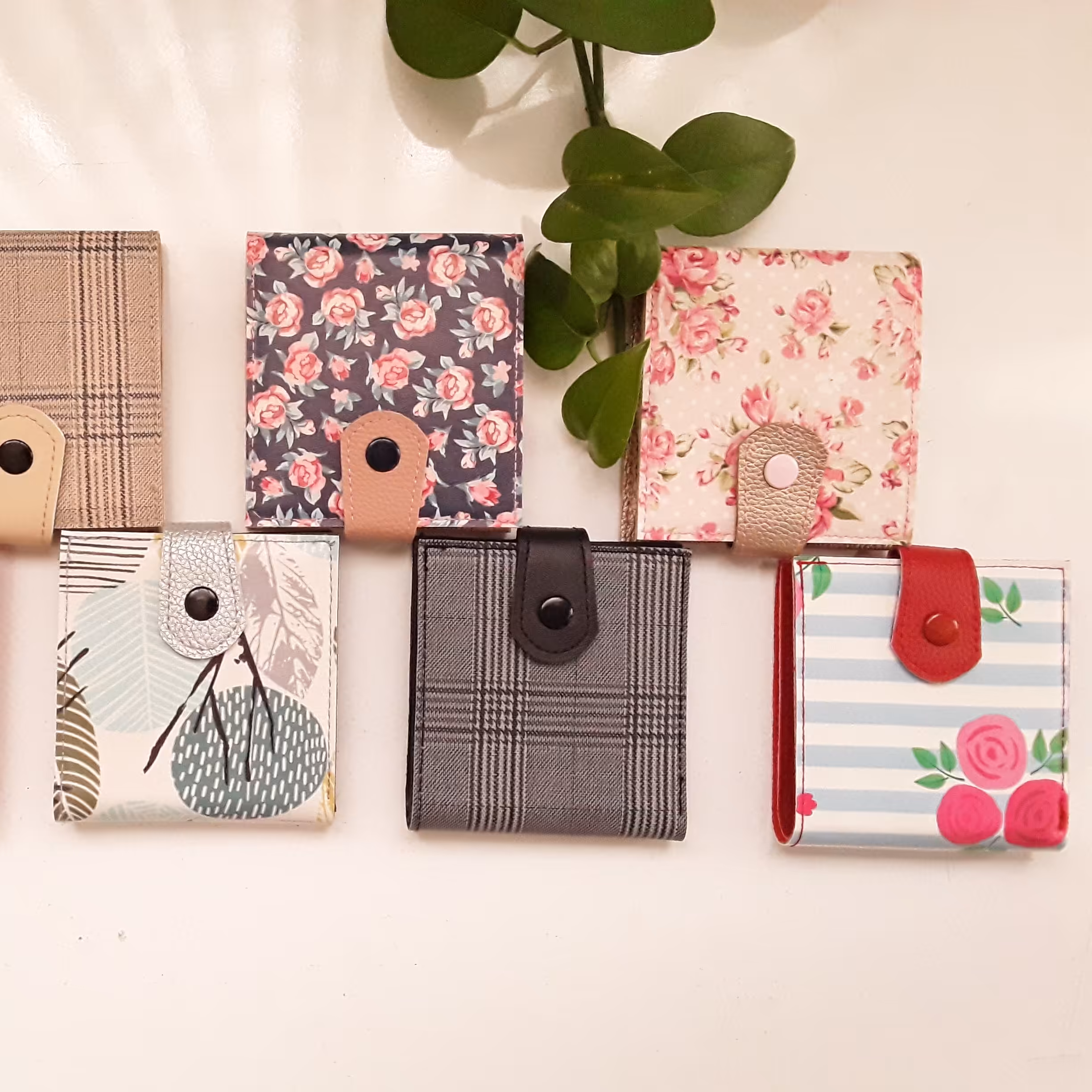 کیف پول چرمی ، دارای رنگبندی و طرح های مختلف، ابعاد 10 * 11 ، وزن حدود 100 گرم