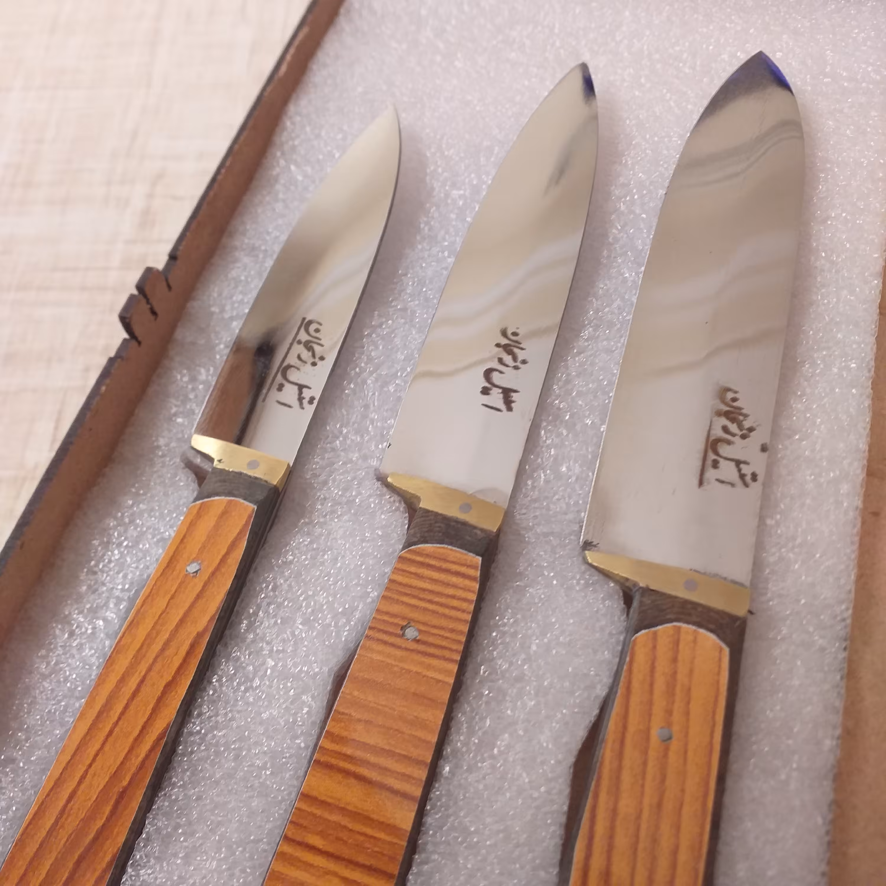 چاقوی آشپزخانه استیل ضدزنگ زنجان ست سه عددی استیل ضدزنگ شامل سه عدد چاقوی استیل با طول کل 20 و 22 و 24سانت با جعبه چوبی 