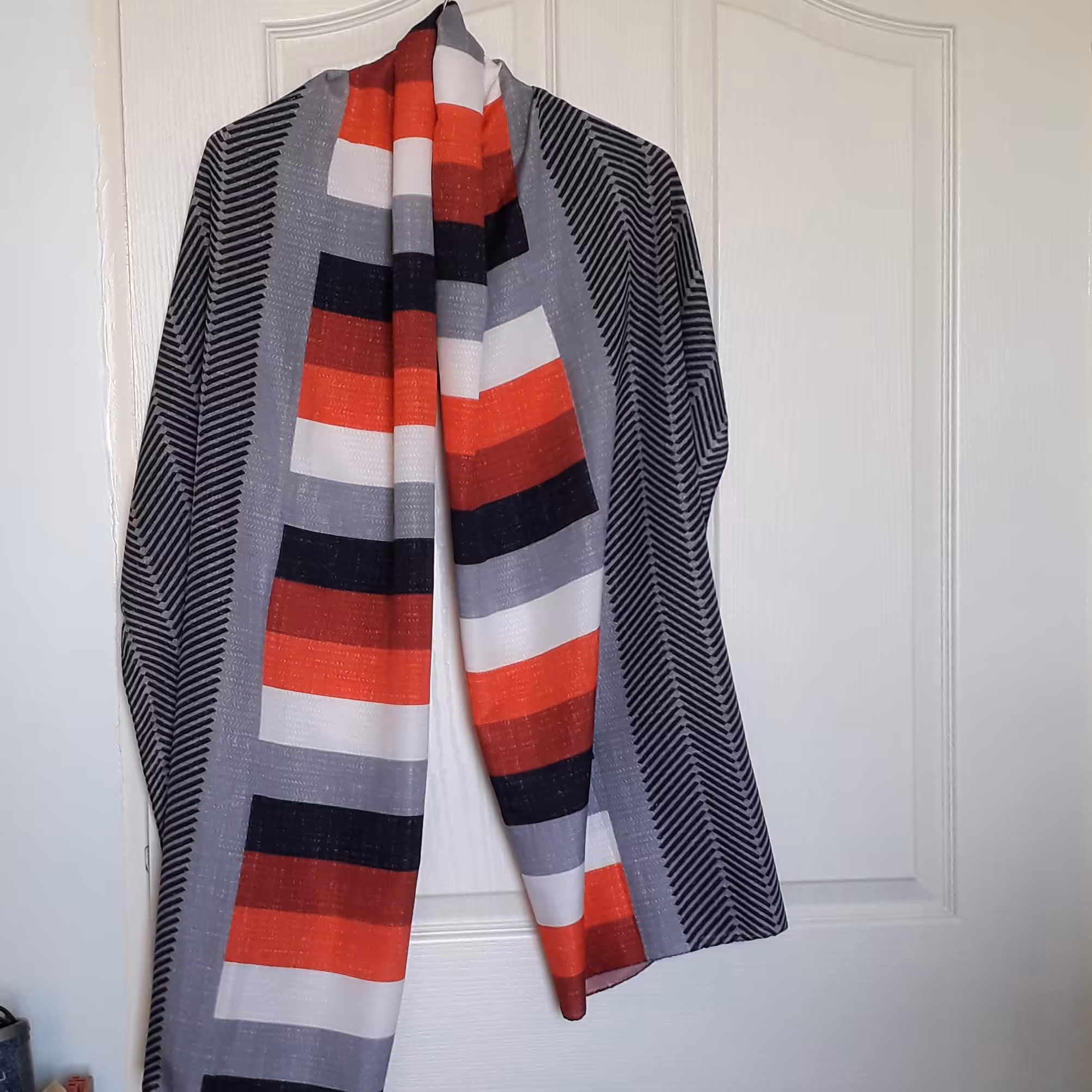 شال اسپرت مشکی قرمز سفید طوسی راه راه