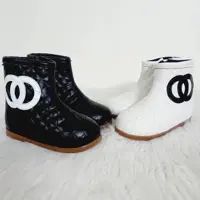 بوت  دخترانه چنل  در دورنگ سفید و مشکی ،بسیار سبک 