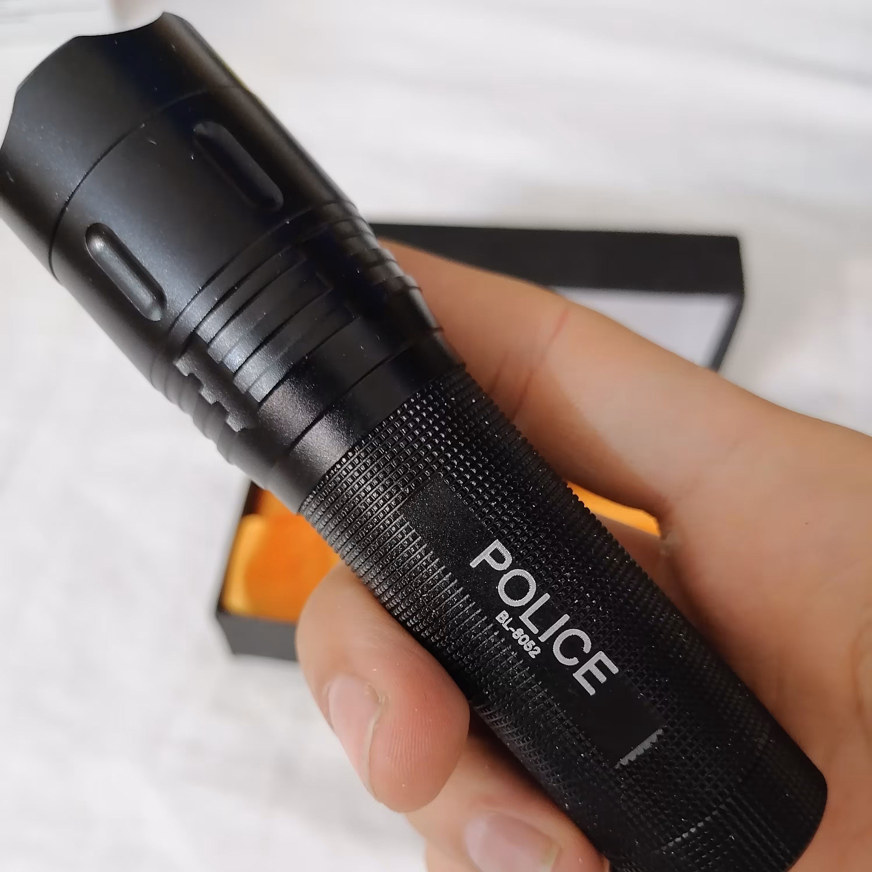 چراغ قوه باتری خور پلیس سه عدد باتری کنترلی -بدنه آلومینیومی و قدرت و کیفیت بالا مدل BL-8052 فروشگاه قشمی شاپ Qeshmishop