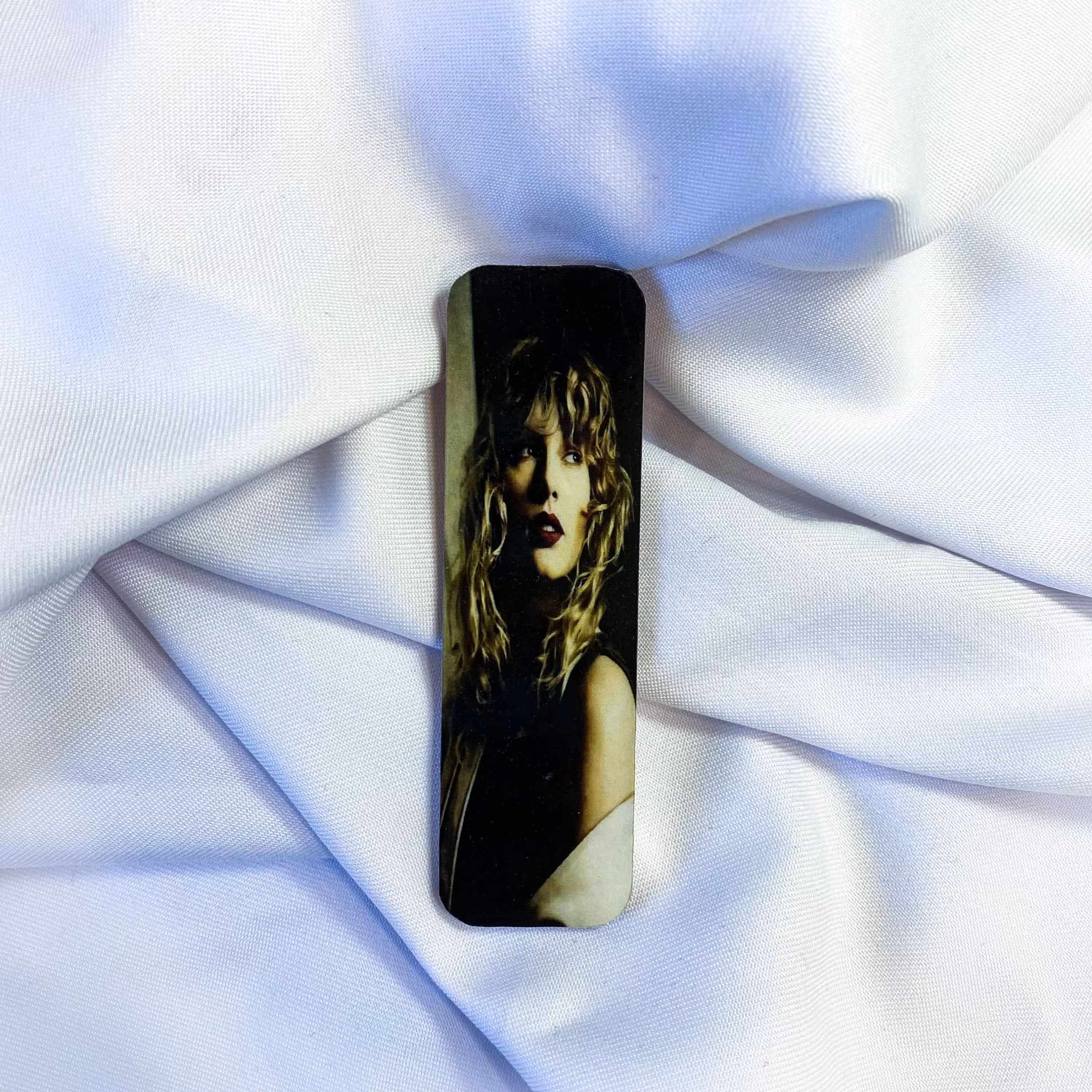 بوکمارک چوبی با طرح تیلور سوییفت از آلبوم رپیوتیشن