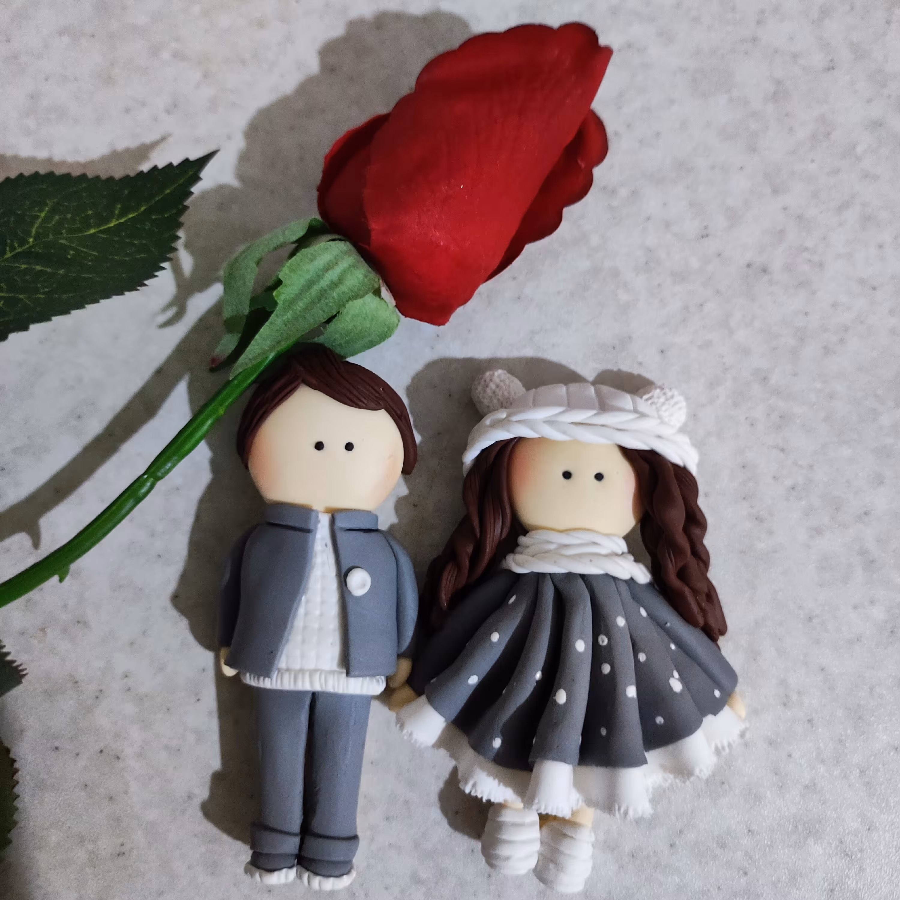  مگنت  عروسکی زوج طوسی.رنگ کار قابل تغییر میباشد