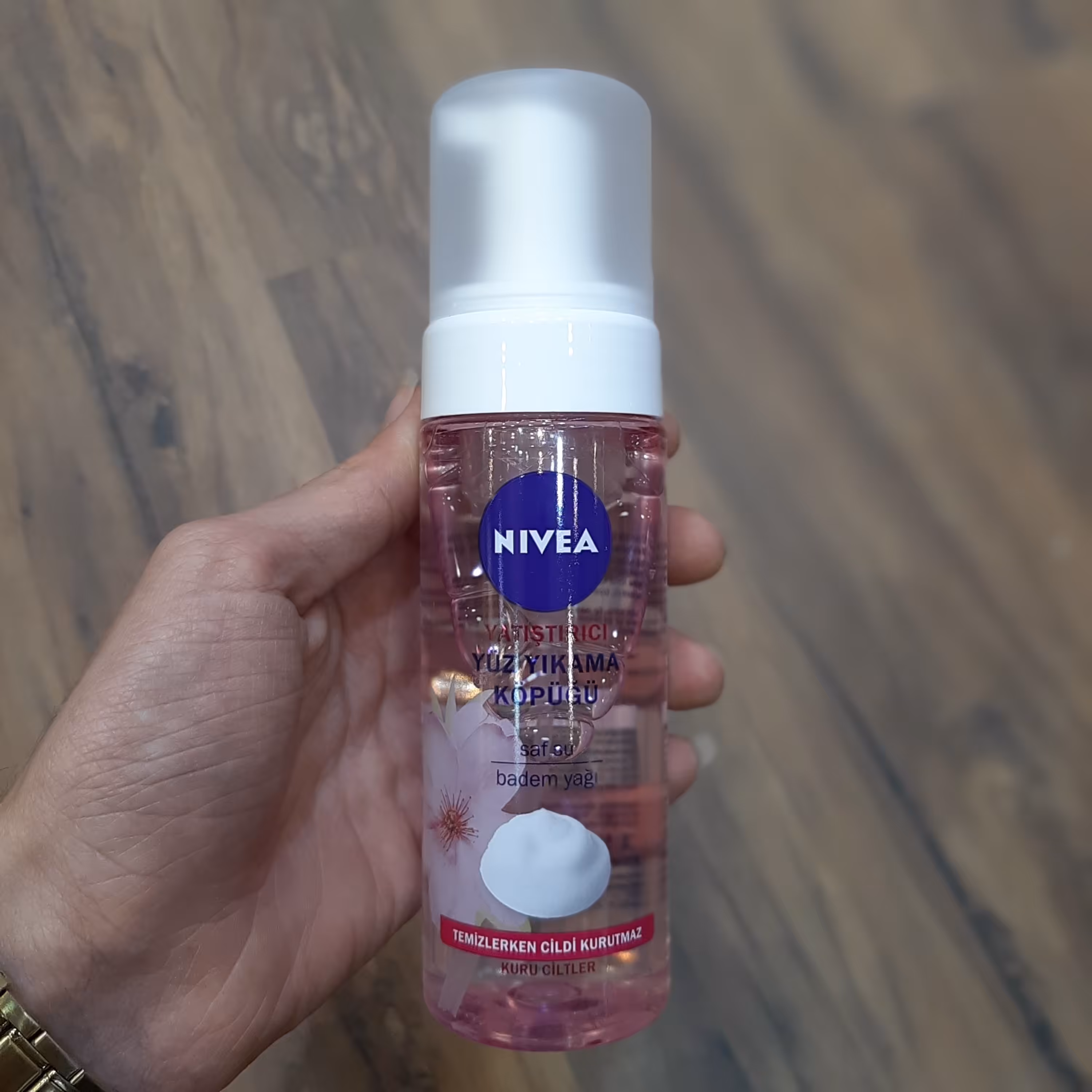 فوم شستشو نیوا  مناسب پوست های خشک و حساس حجم150میل