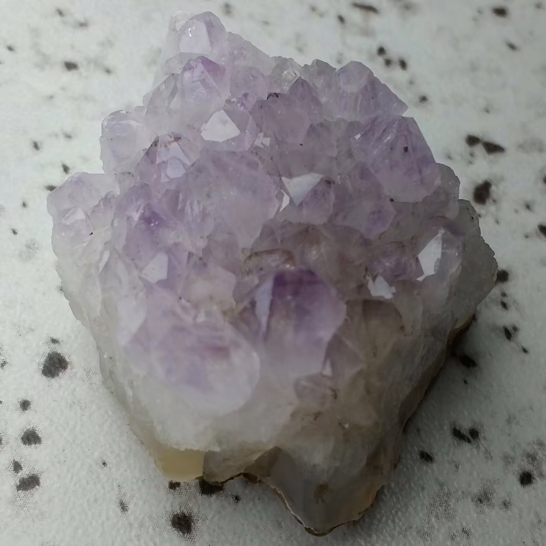 سنگ راف آمیتیس بلور درشت محشششر بی نظیییر خارق العاده بسیار زیبا دیدنی کاملا طبیعی شاهکار خلقت خا اااص
