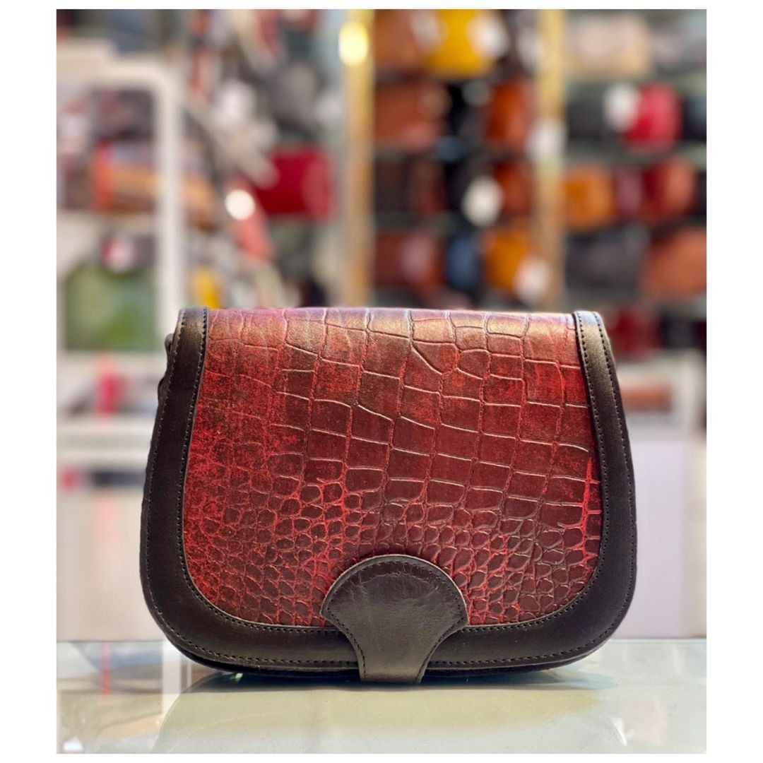 کیف دوشی زنانه چرم طبیعی گاوی در 3 رنگ مطابق تصویر قبل از واریزی حتما موجودی بگیرید عزیزان کد 46