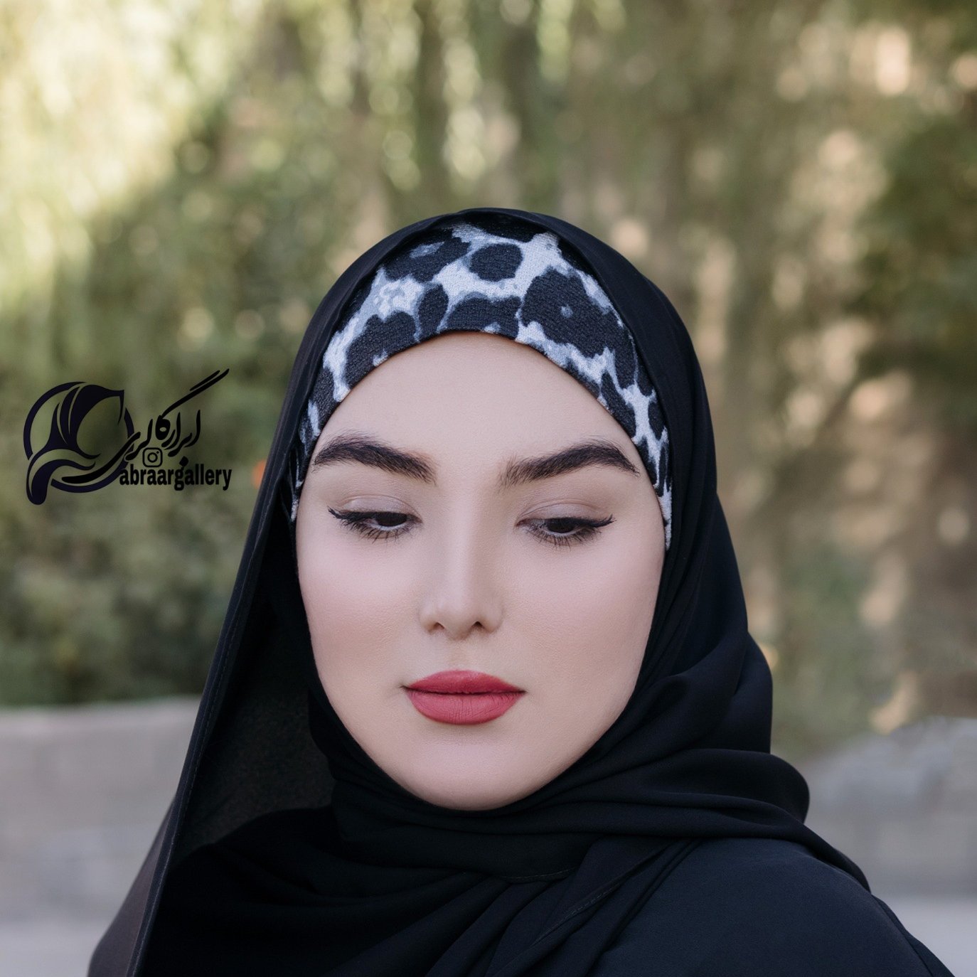 هدشال سفید مشکی طرح پلنگی گرد در رنگبندی